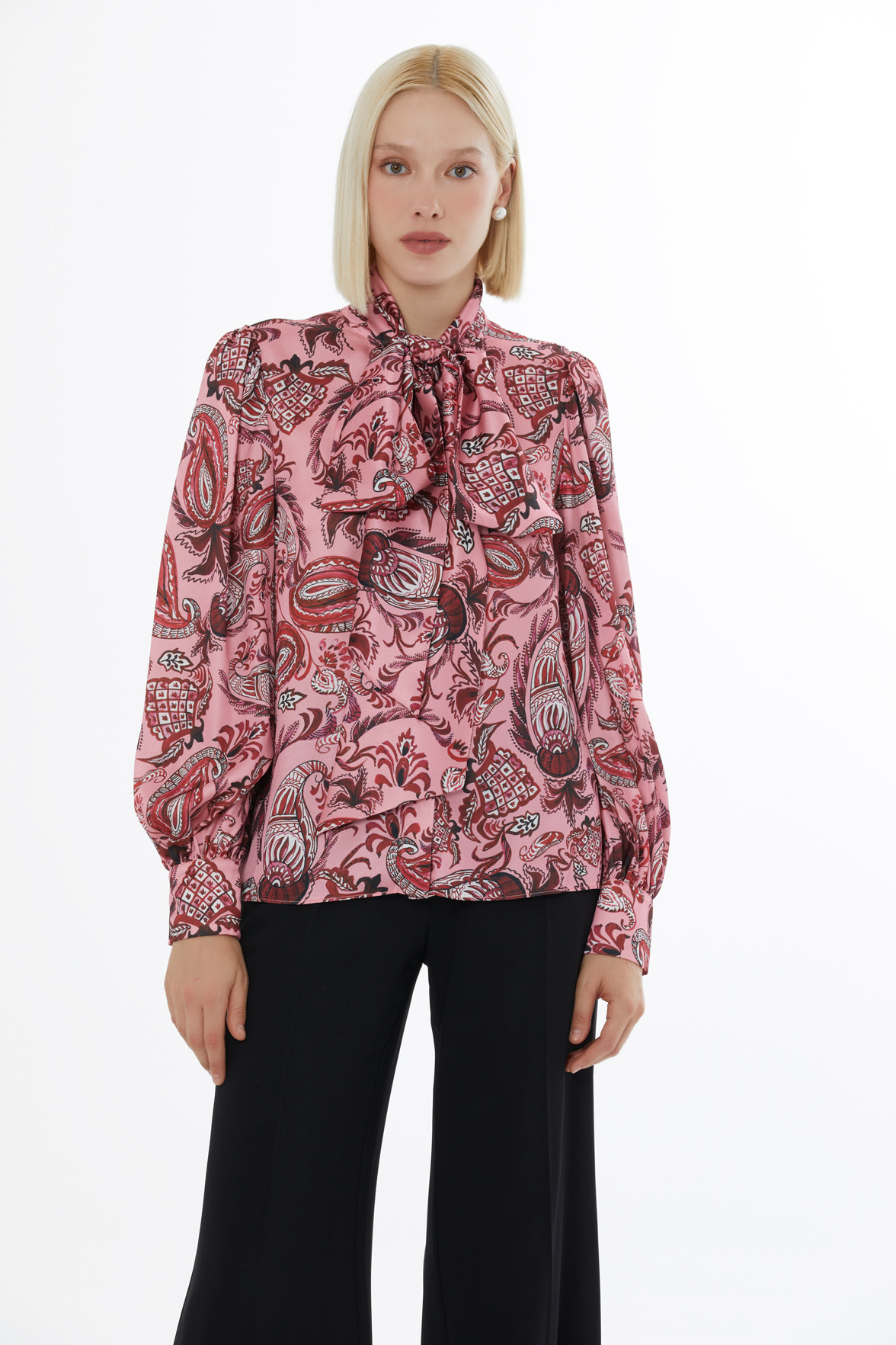 Yaka Fiyonk Bağlama Detaylı  Rahat Kesim Desenli Bluz