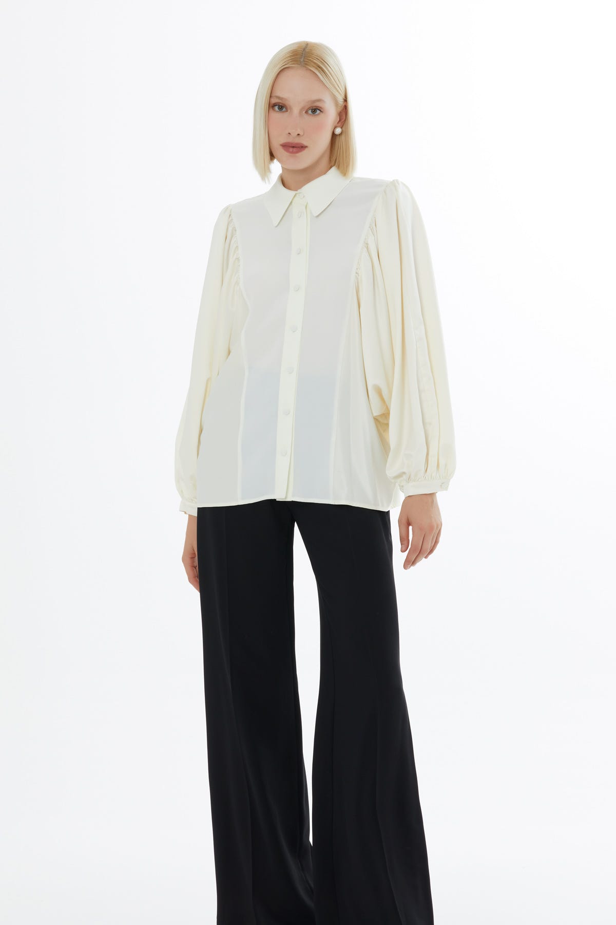 Yarasa Kollu Uyumlu Kumaş Detaylı Gömlek