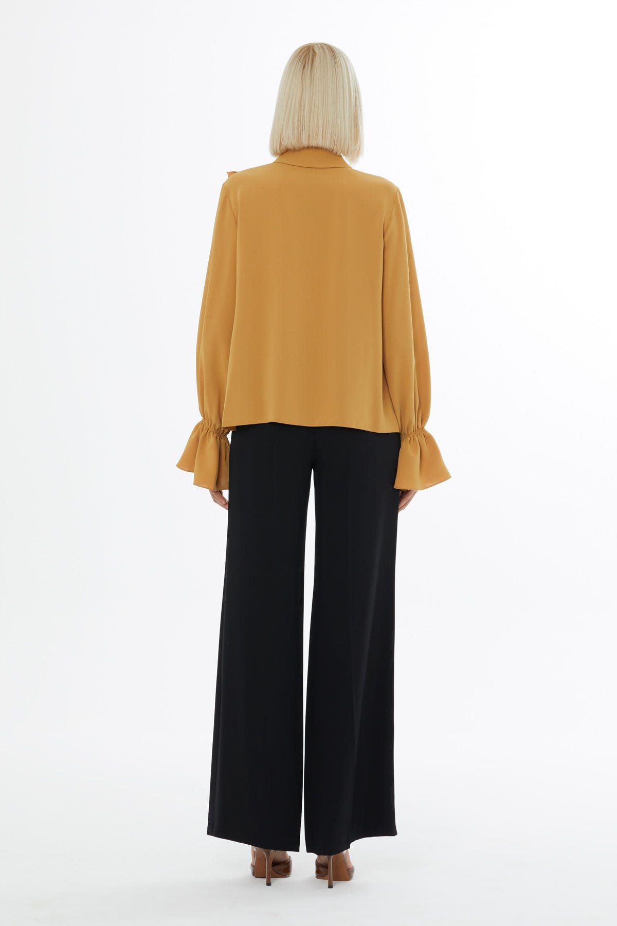 Önü Fırfır Detaylı Kolları Volanlı Gömlek