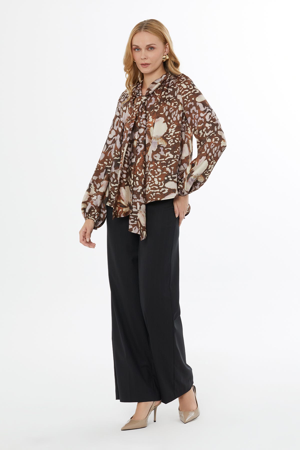 Yakası Bağlamalı Kolları Düğmeli Kadın Bluz