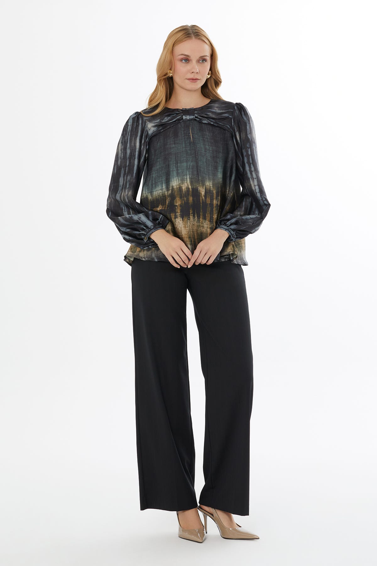 Yakası Fiyonk Detaylı Balon Kollu Kadın Bluz