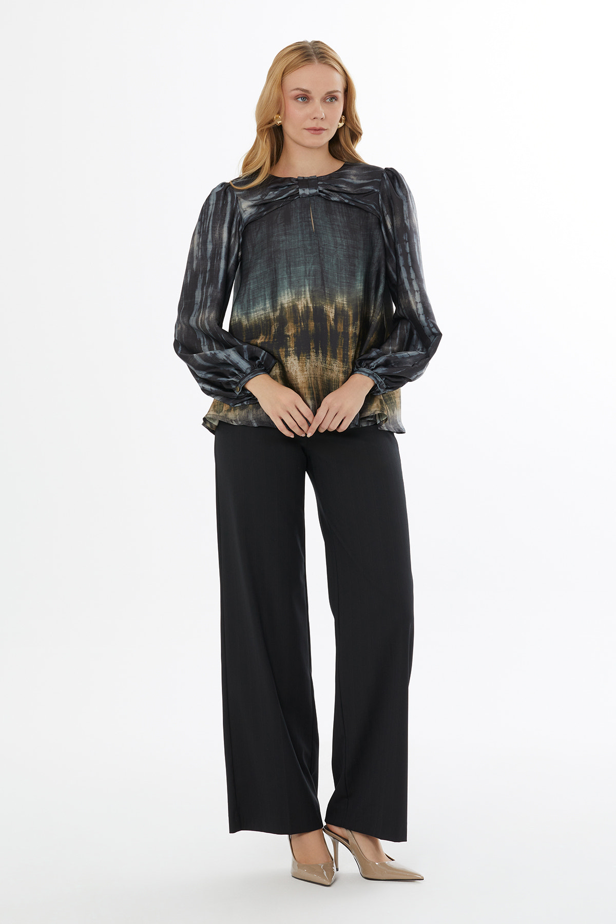 Yakası Fiyonk Detaylı Balon Kollu Kadın Bluz