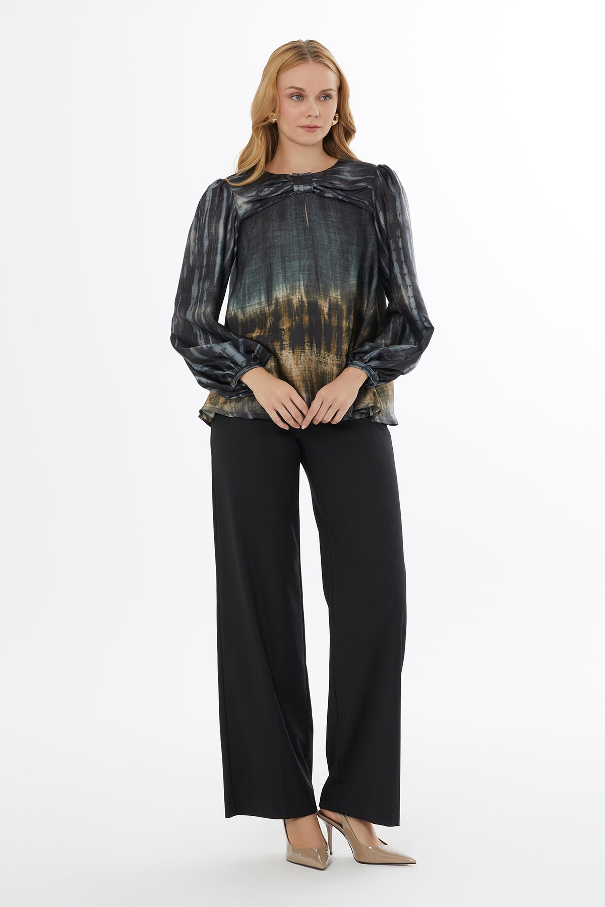 Yakası Fiyonk Detaylı Balon Kollu Kadın Bluz