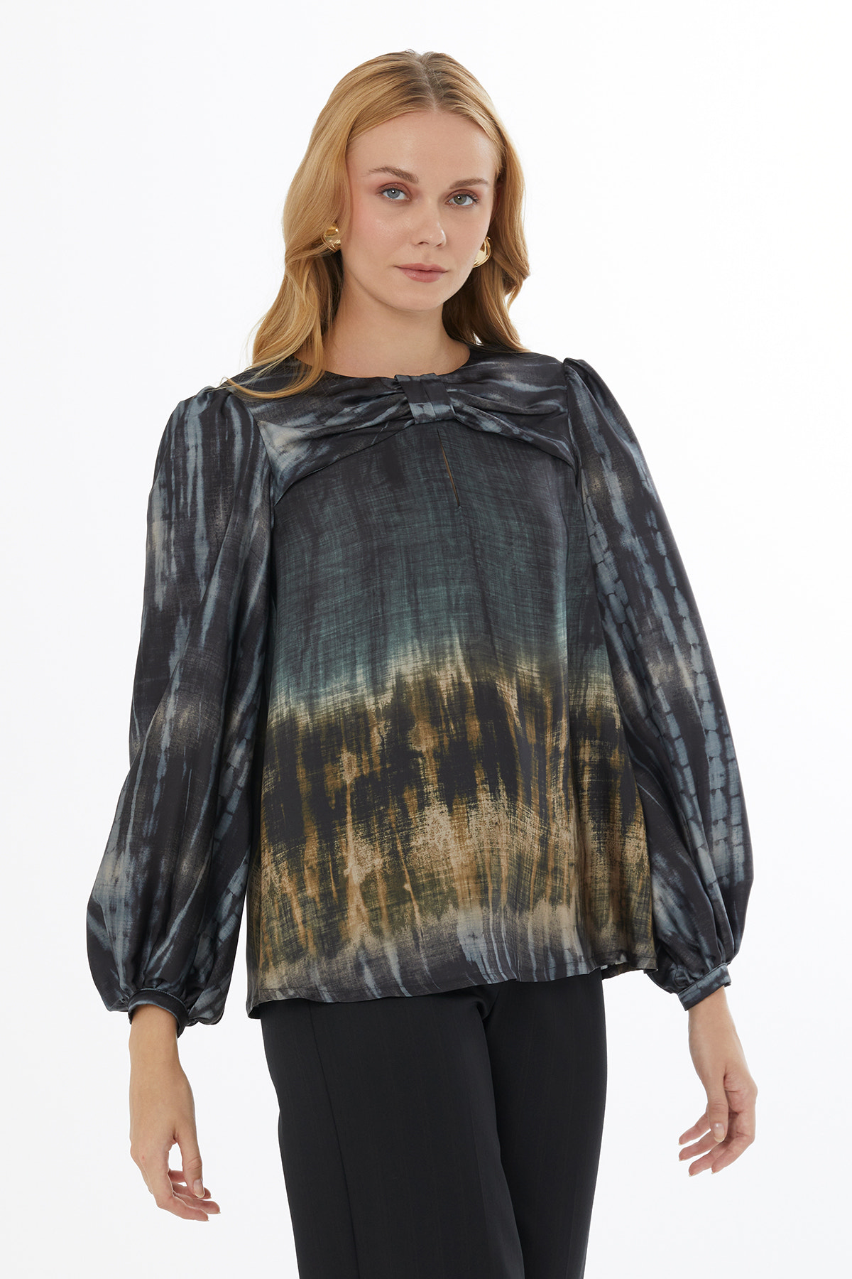 Yakası Fiyonk Detaylı Balon Kollu Kadın Bluz