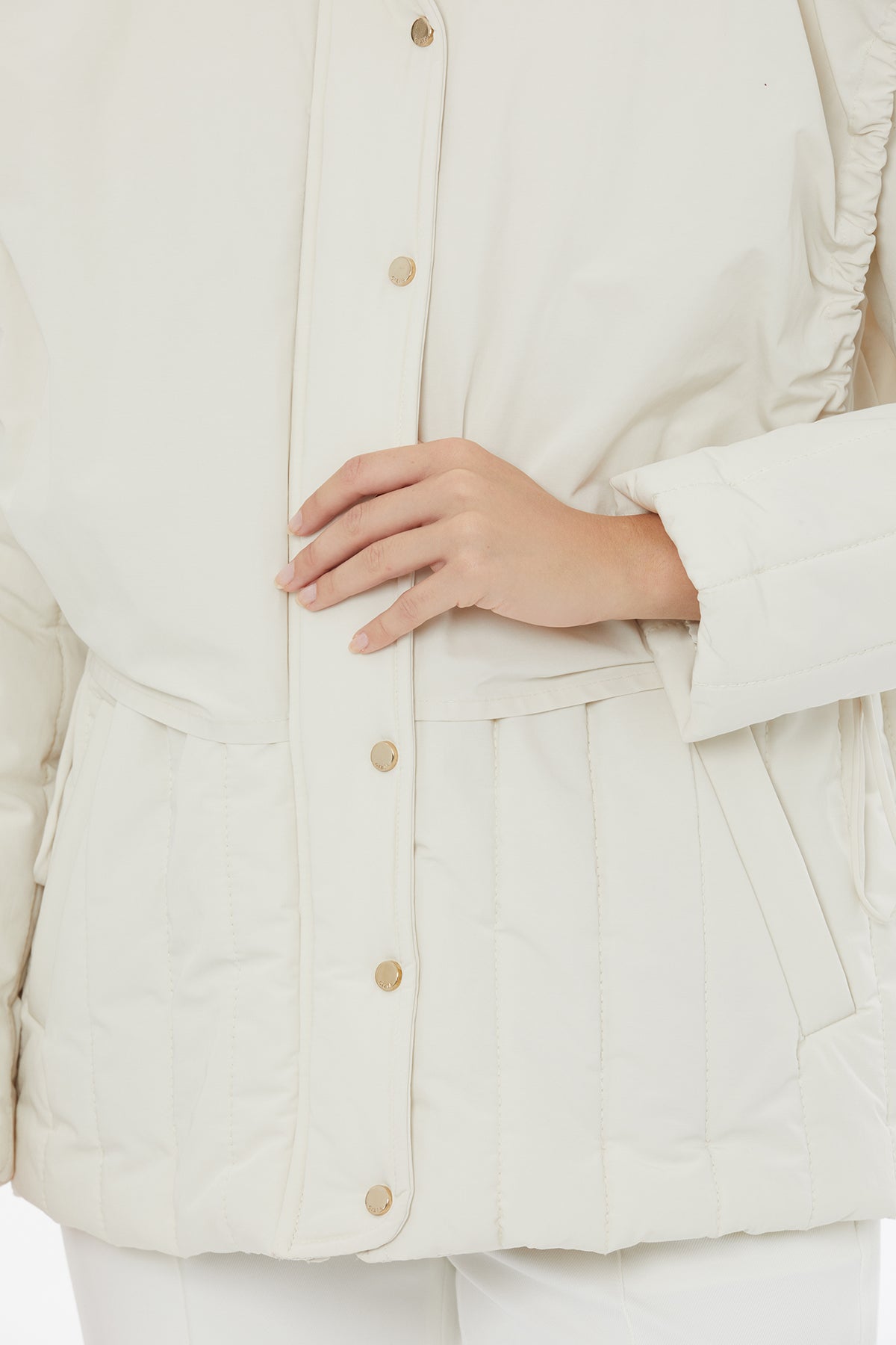 Kapşonlu Koldan Büzgülü Kapitone Mont