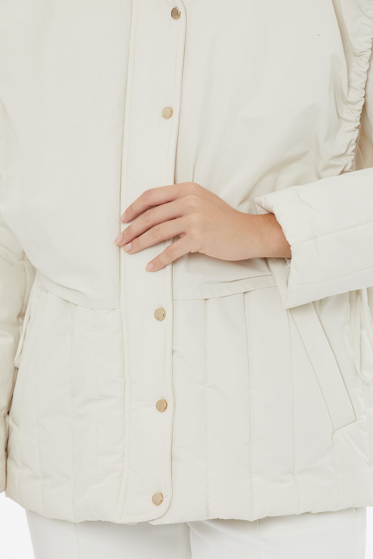 Kapşonlu Koldan Büzgülü Kapitone Mont