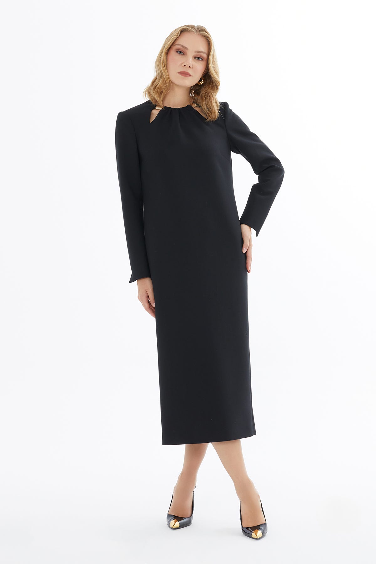 Önü Metal Aksesuarlı Kolları Yırtmaçlı Uzun Elbise