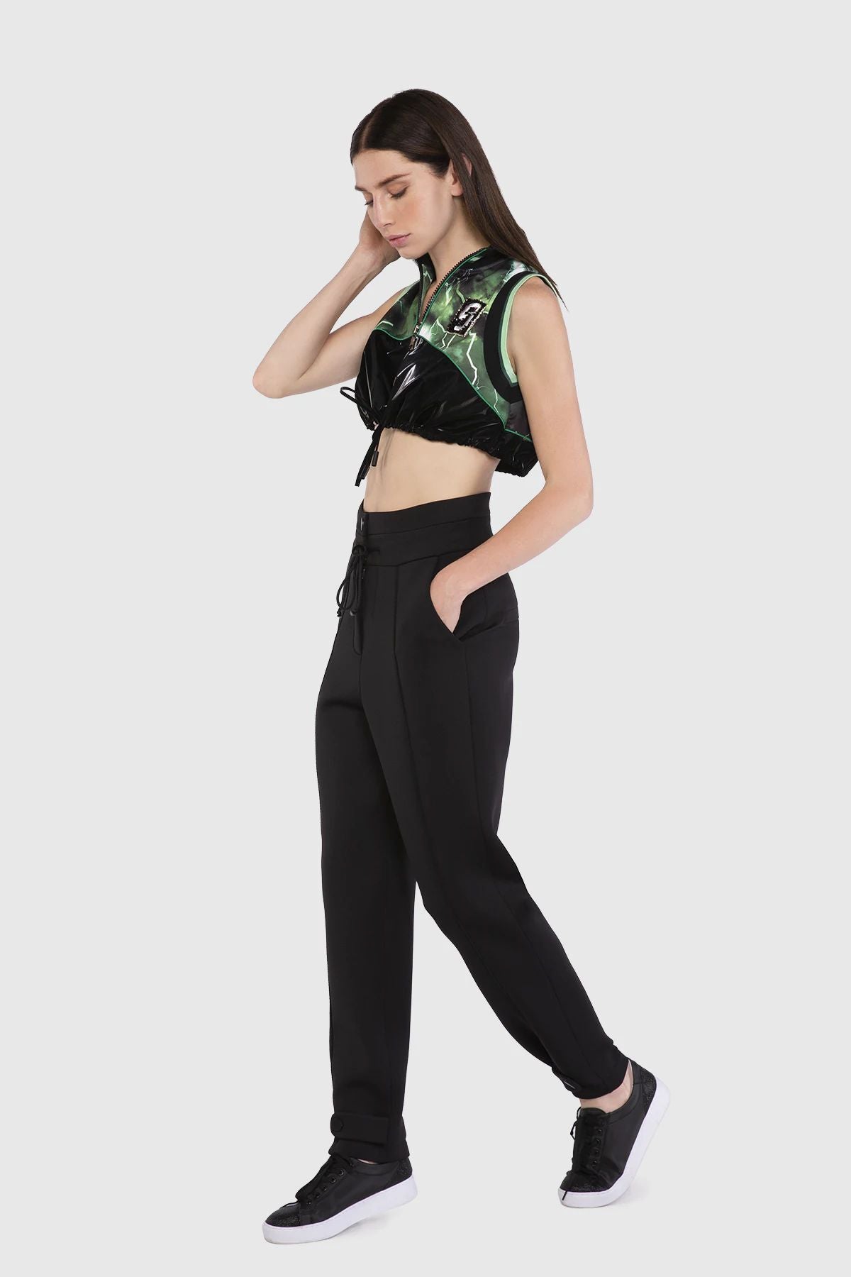 Nakışlı Triko Yakalı Teknik Kumaş Detaylı Crop Top