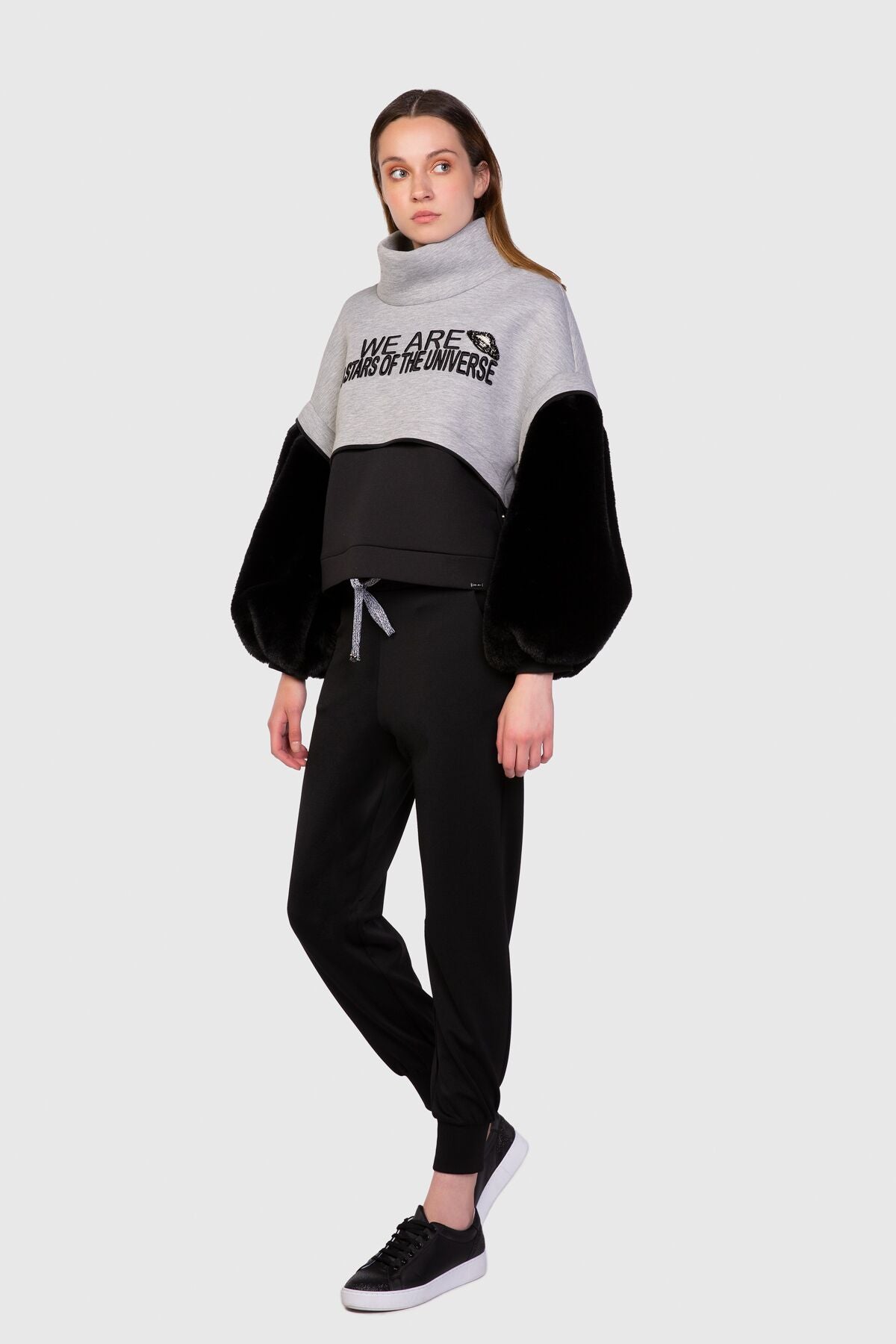 Kolları Kürk Detaylı Yazı Nakışlı Sweatshirt