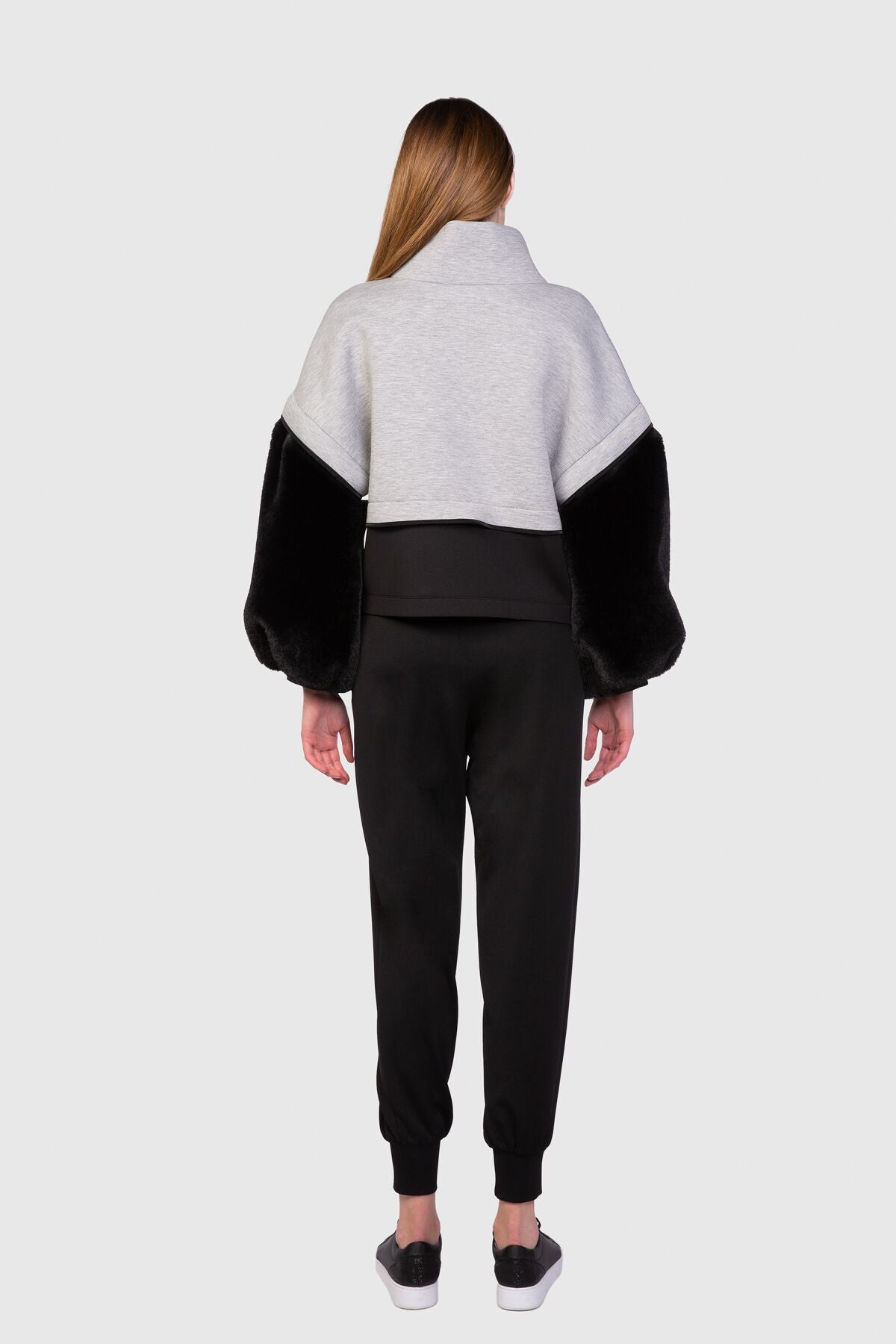 Kolları Kürk Detaylı Yazı Nakışlı Sweatshirt