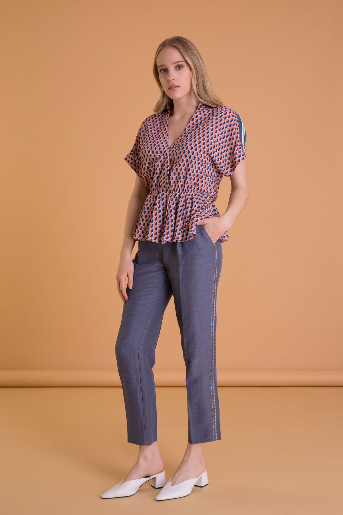 Nakış Detaylı Bilek Boy Dar Kesim Pudra Pantolon