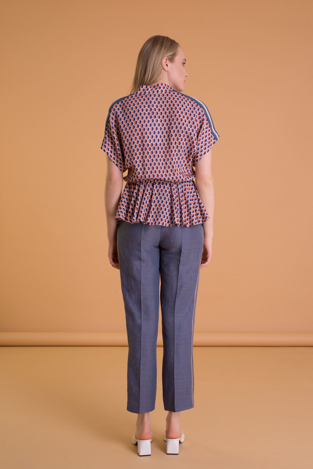 Nakış Detaylı Bilek Boy Dar Kesim Pudra Pantolon