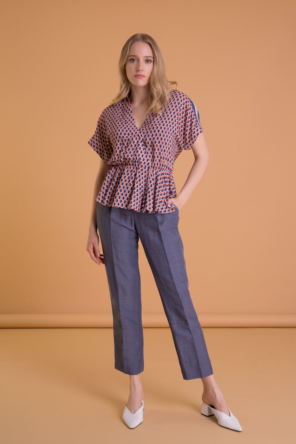 Nakış Detaylı Bilek Boy Dar Kesim Pudra Pantolon