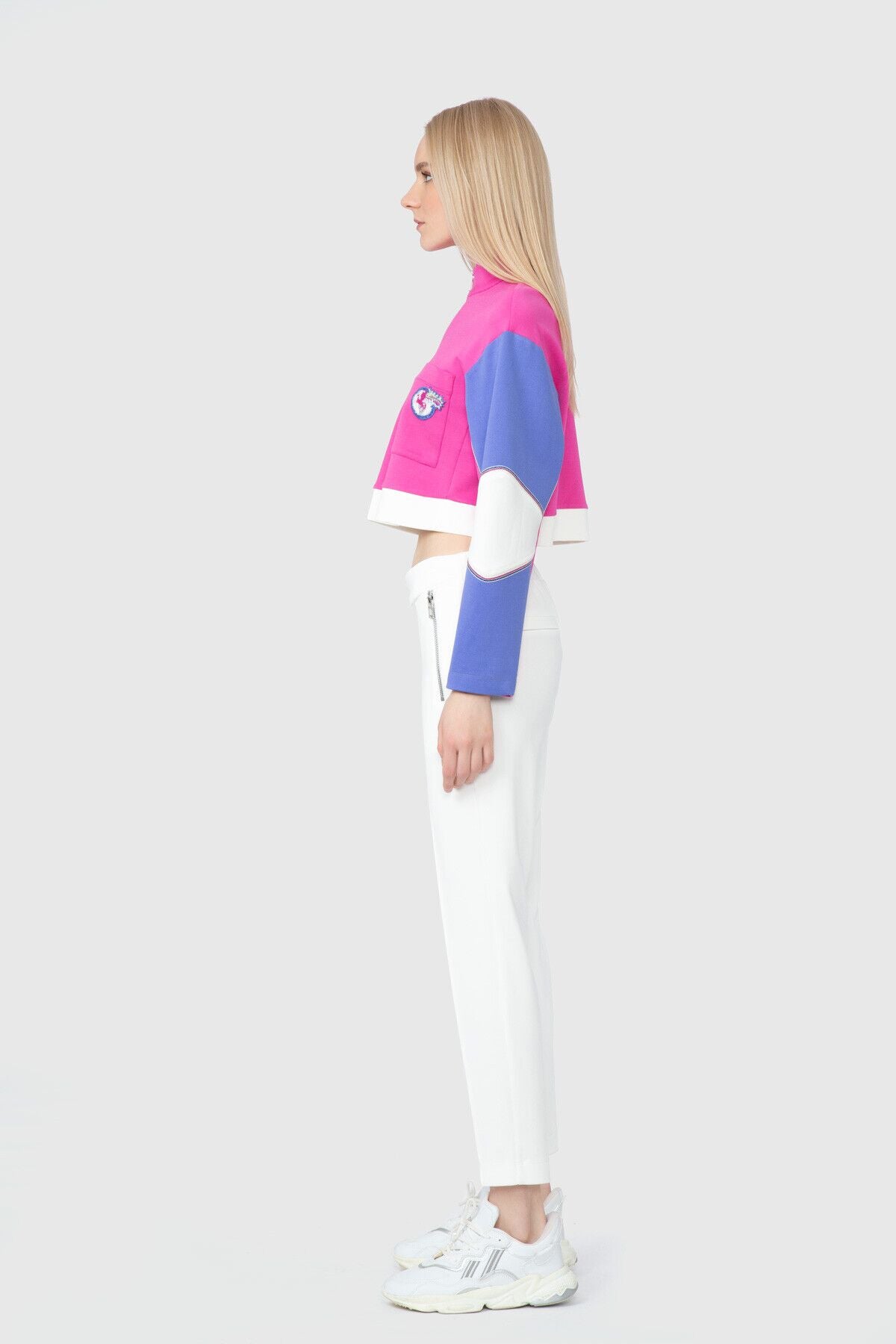 Kontrast Renk Detaylı Nakış Aplikeli Crop Swetshirt
