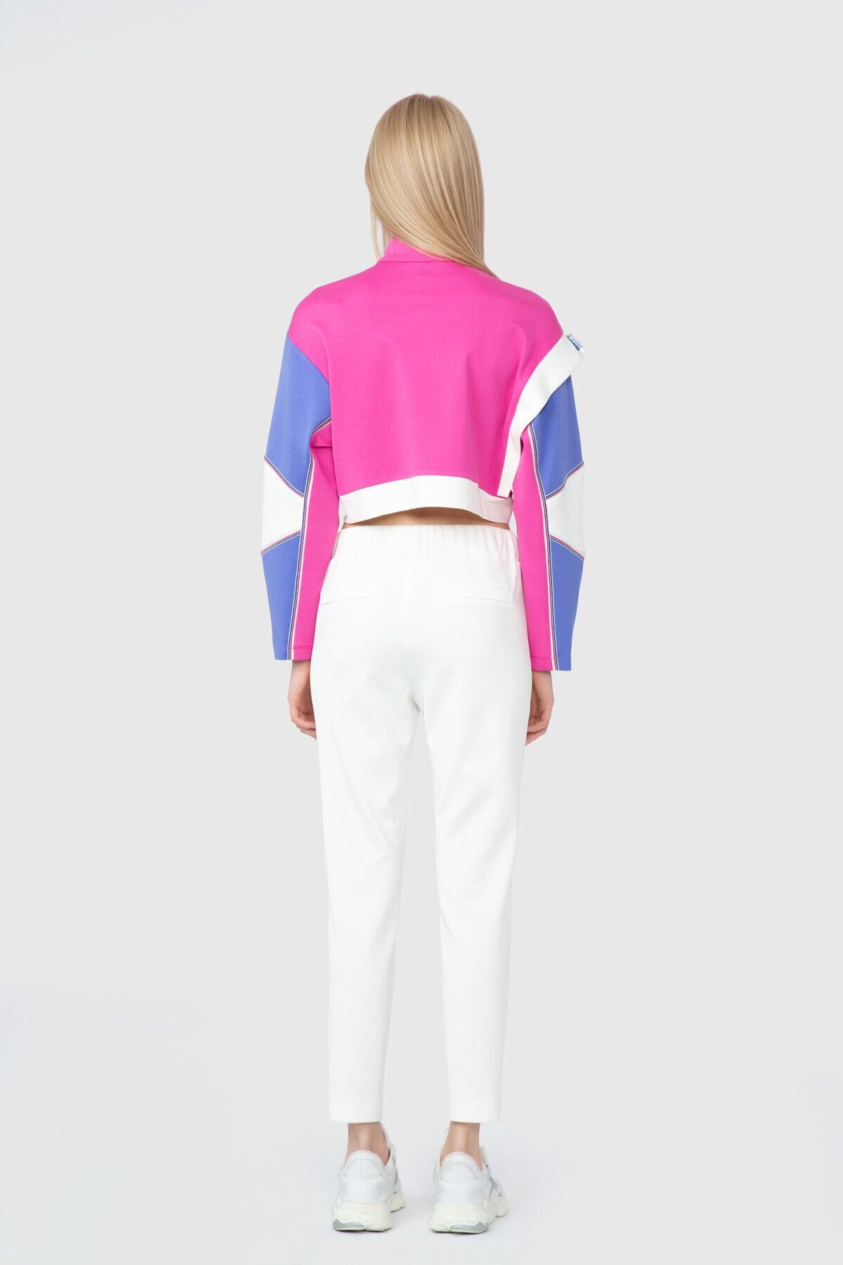 Kontrast Renk Detaylı Nakış Aplikeli Crop Swetshirt