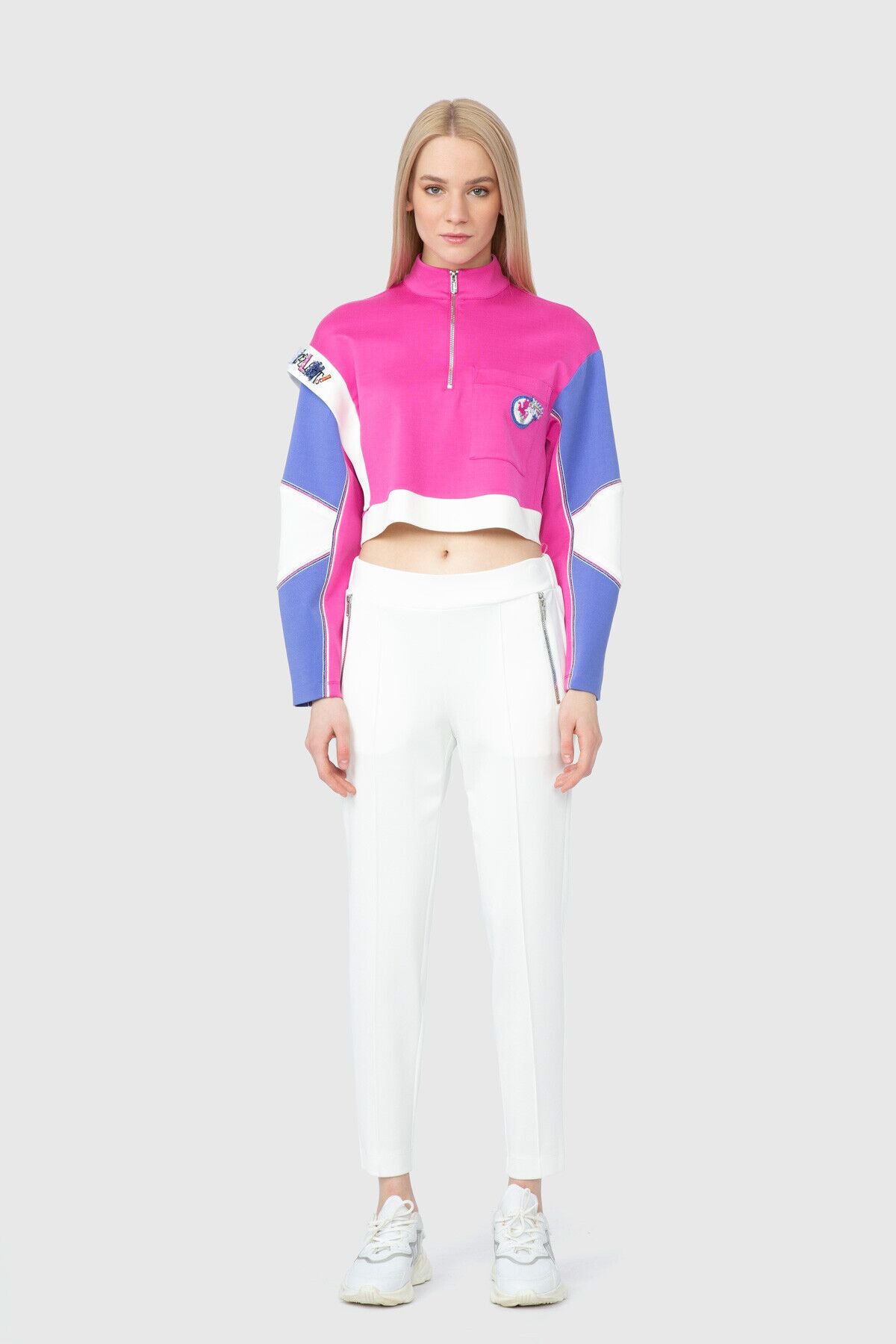 Kontrast Renk Detaylı Nakış Aplikeli Crop Swetshirt
