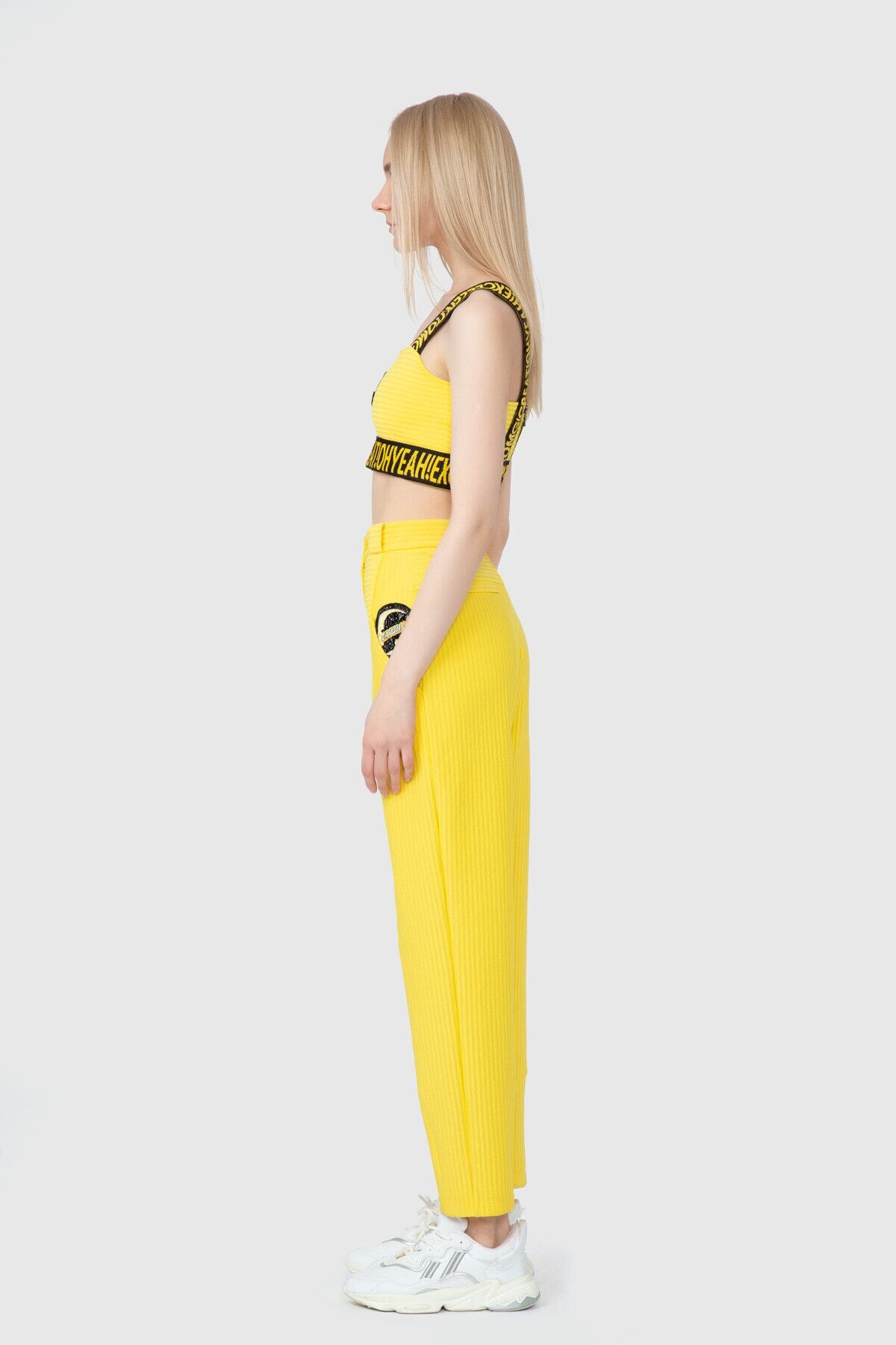 Nakış Arma Detaylı Şerit Yazılı Askılı Crop Top