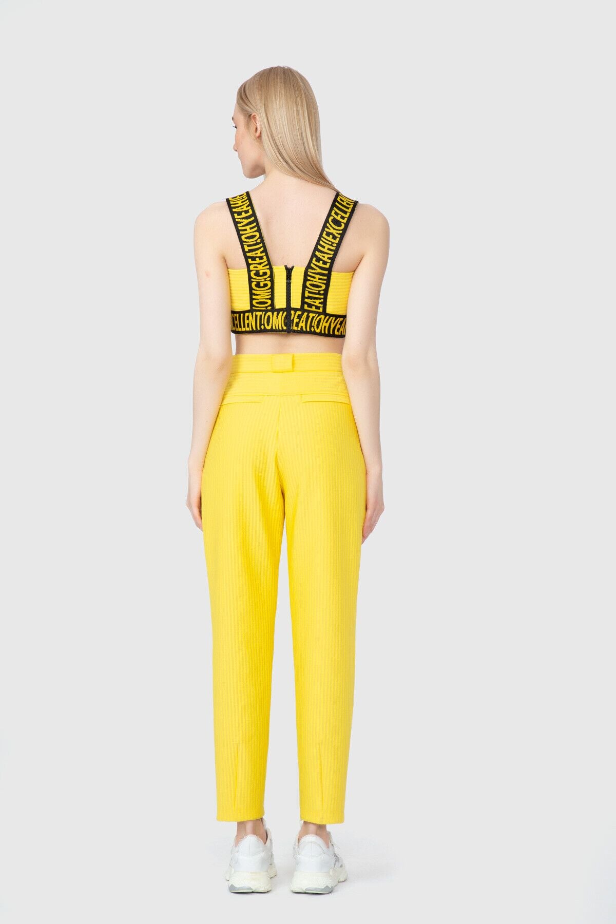 Nakış Arma Detaylı Şerit Yazılı Askılı Crop Top