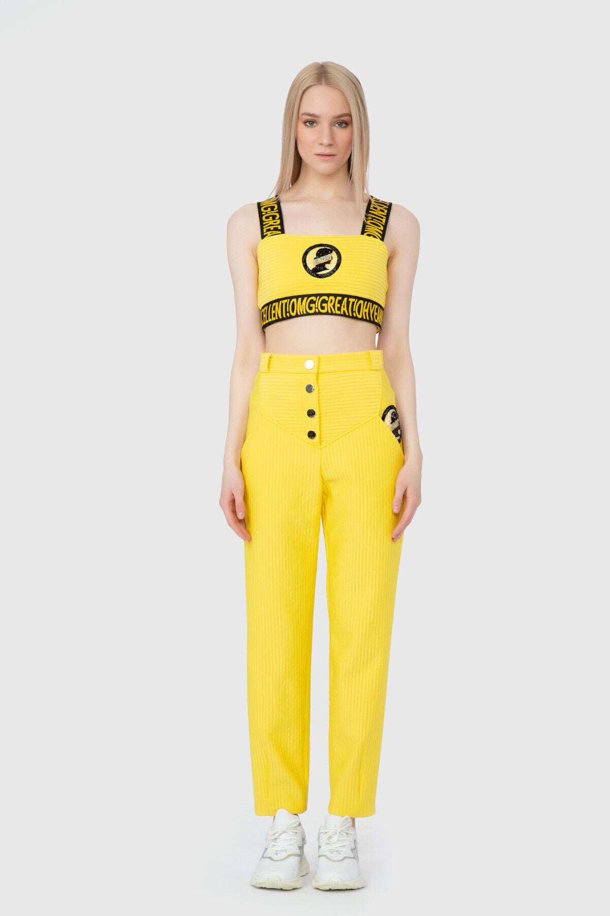 Nakış Arma Detaylı Şerit Yazılı Askılı Crop Top