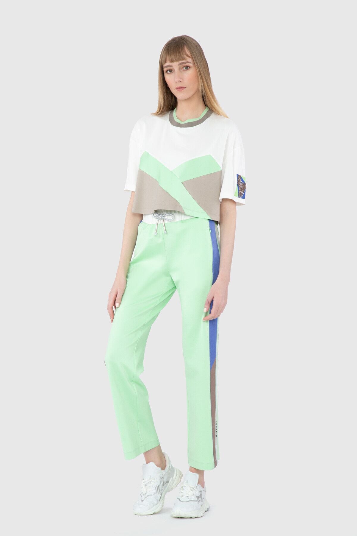 Kontrast Detaylı Triko Bant Yaka Crop T-shirt