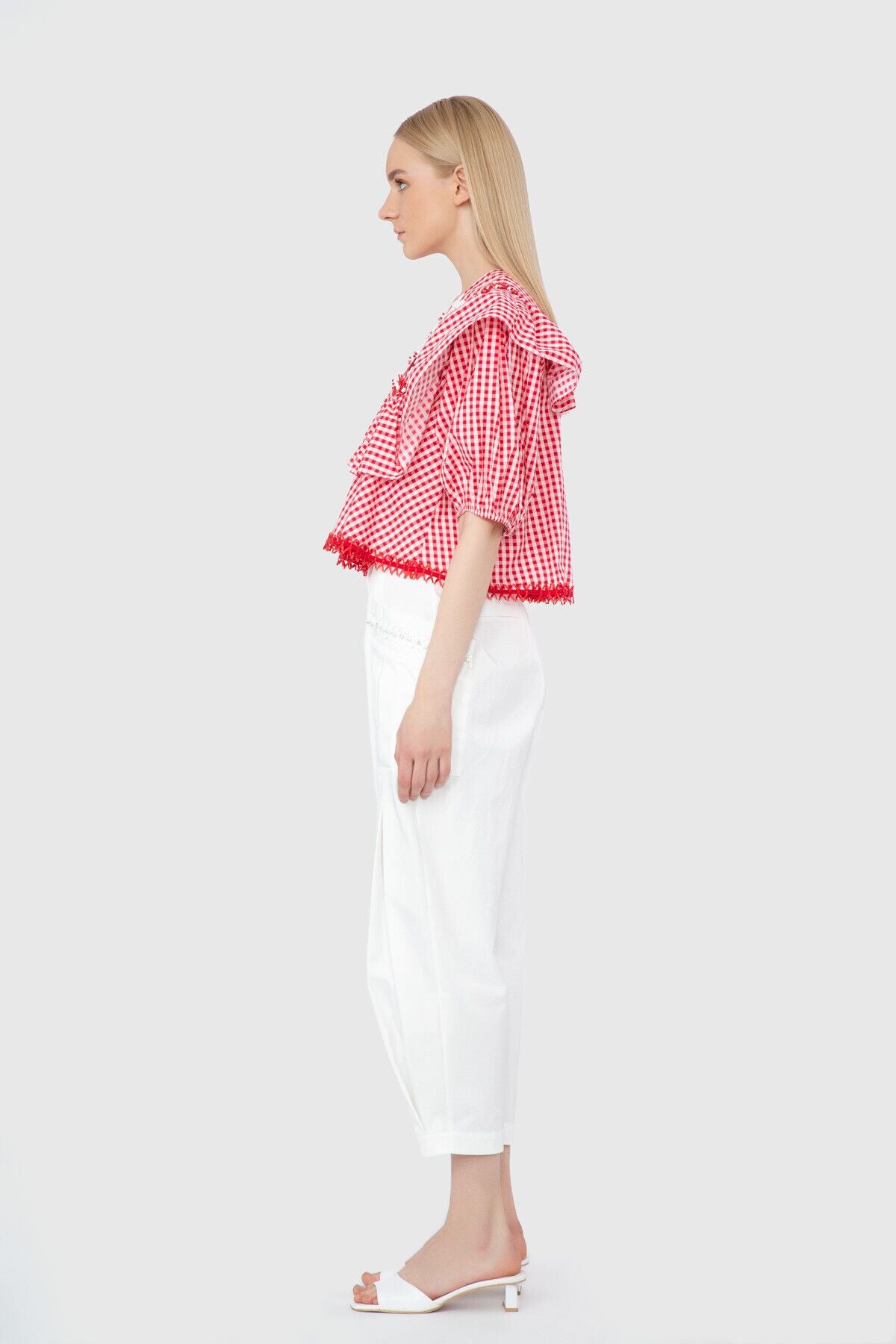 Nakış İşleme Detaylı Fırfırlı Petit Kare Büzgülü Crop Bluz