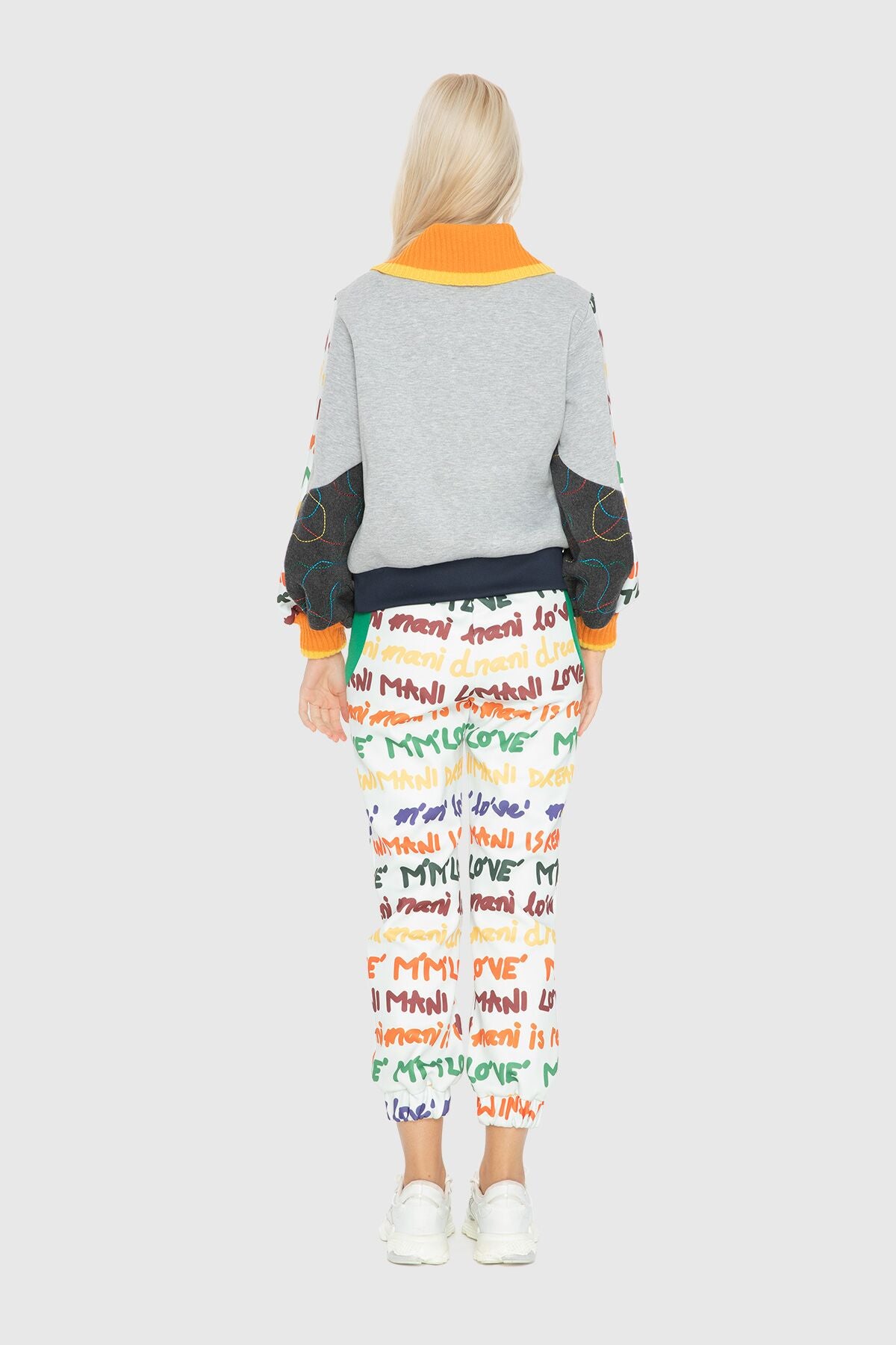 Triko Yaka Ve Renkli Baskili Sweatshirt