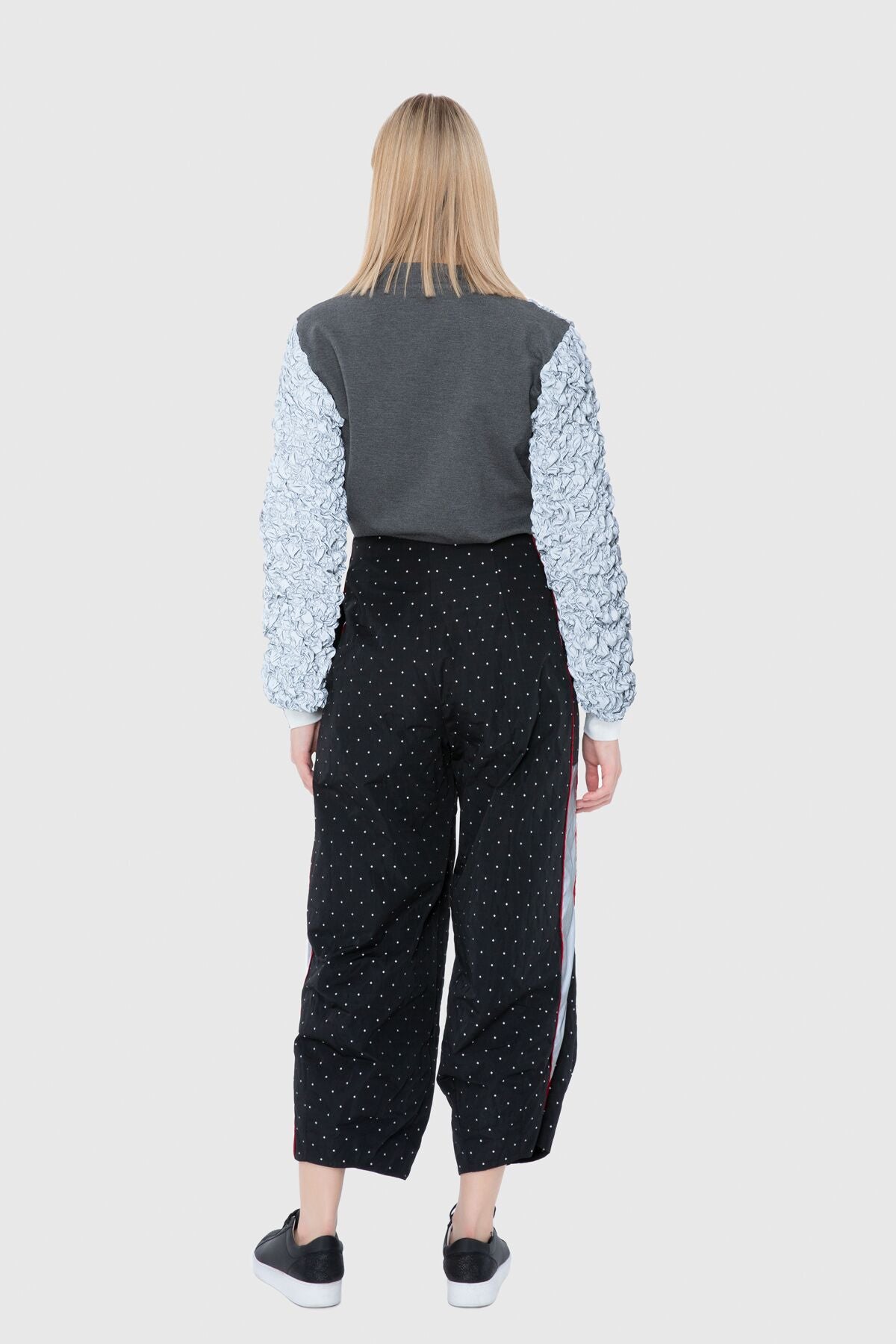Önü Karışık Reflektör Detaylı Arkası Scuba Garnili Crop Sweatshirt