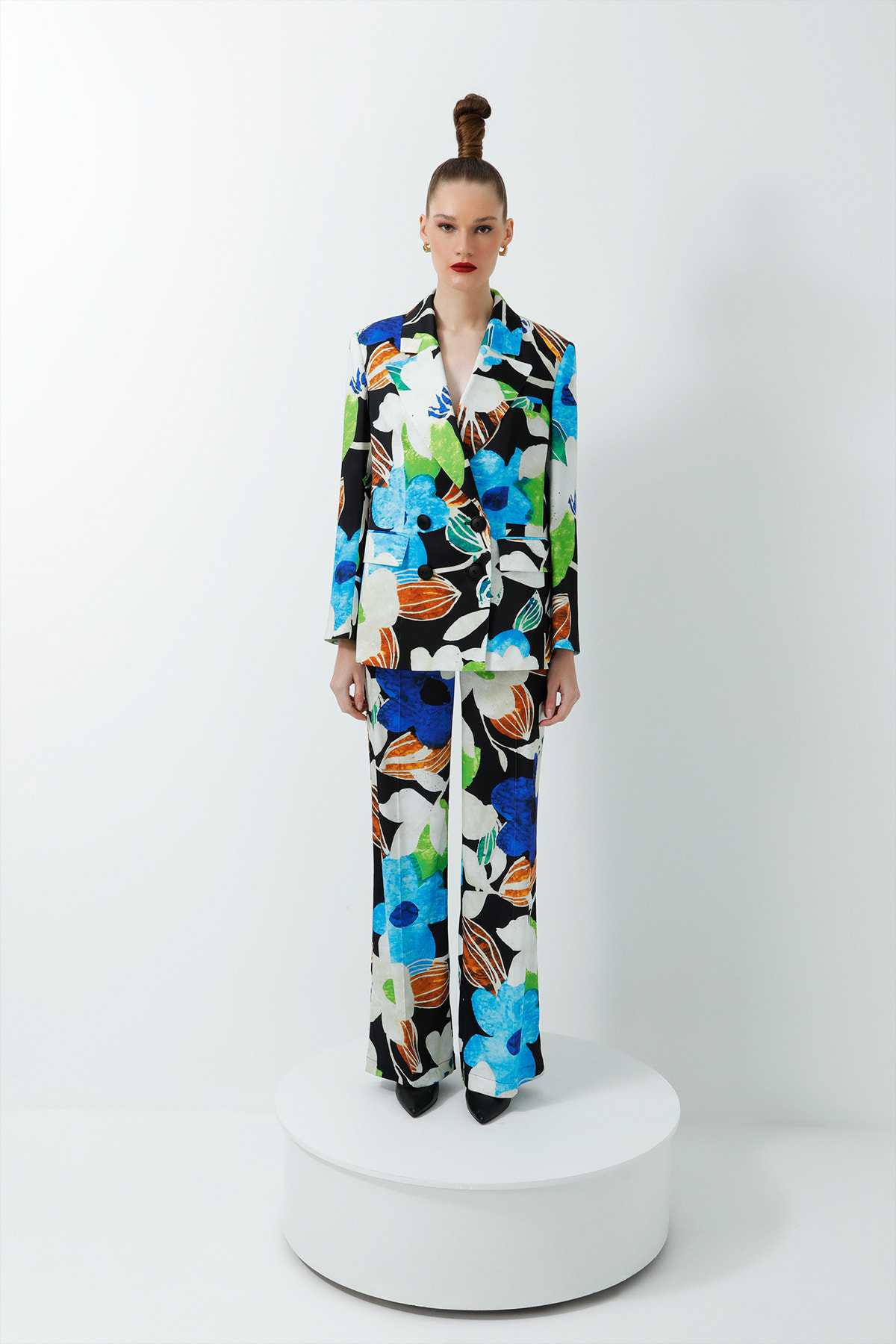 Çiçek Desenli Ceketli Ve Yüksek Bel Pantolonlu Parlak Saten Kadın Takım