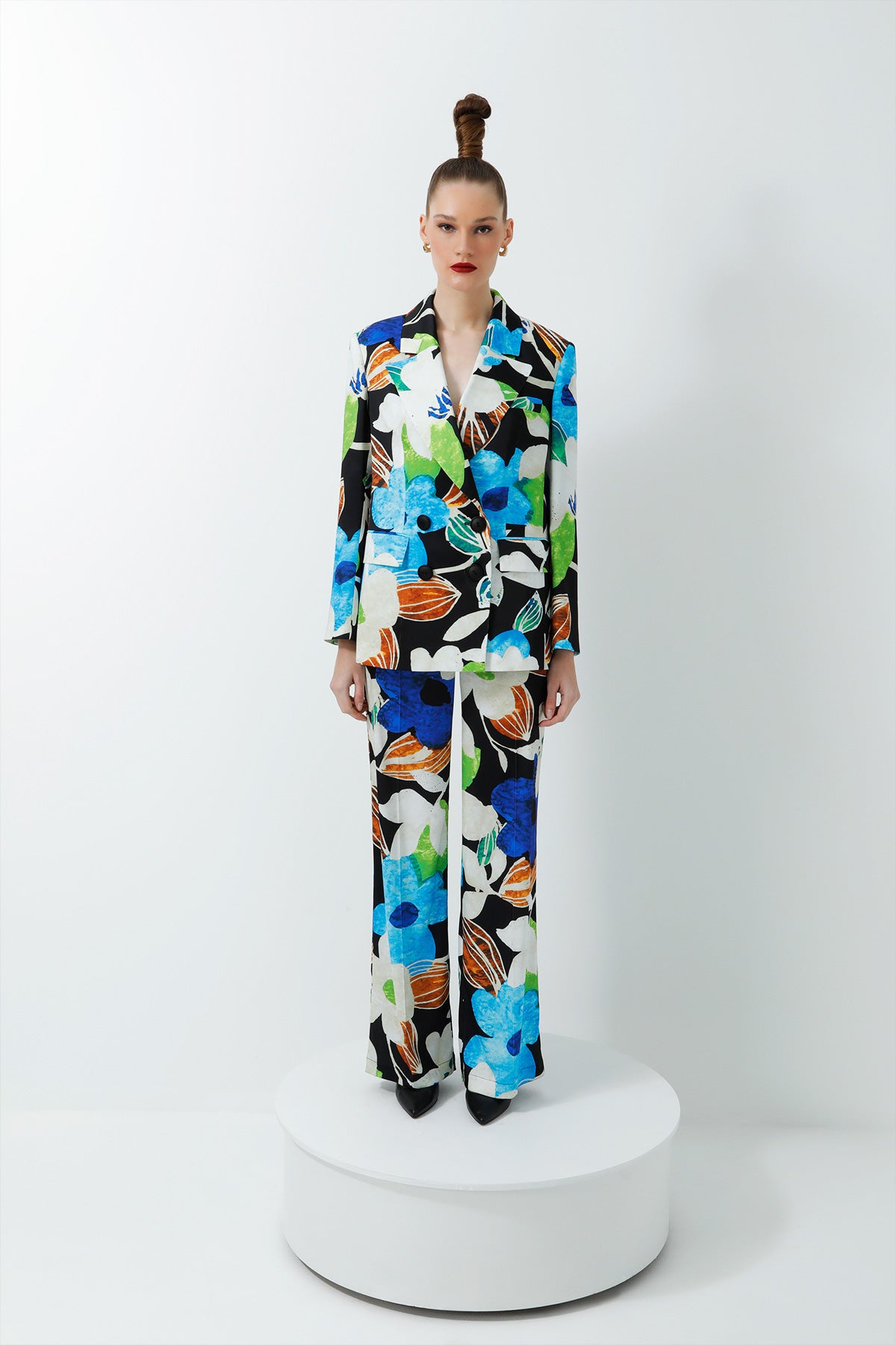 Çiçek Desenli Ceketli Ve Yüksek Bel Pantolonlu Parlak Saten Kadın Takım