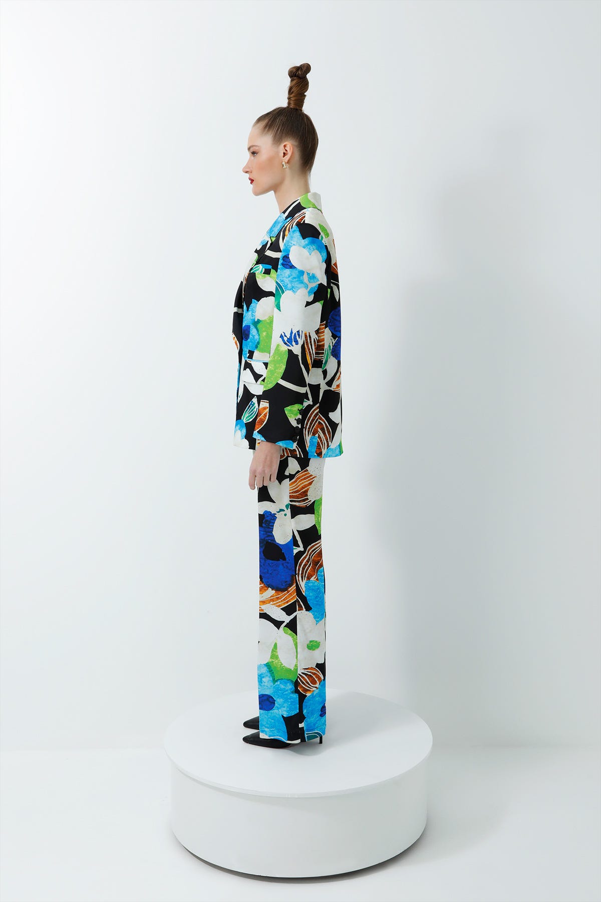 Çiçek Desenli Ceketli Ve Yüksek Bel Pantolonlu Parlak Saten Kadın Takım