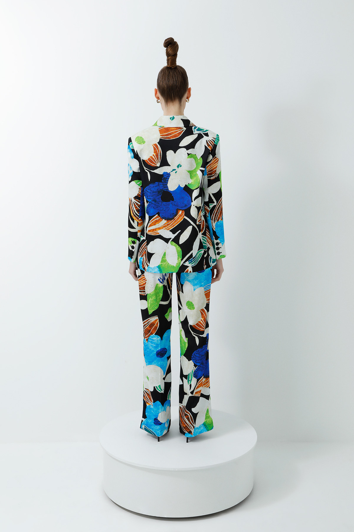 Çiçek Desenli Ceketli Ve Yüksek Bel Pantolonlu Parlak Saten Kadın Takım