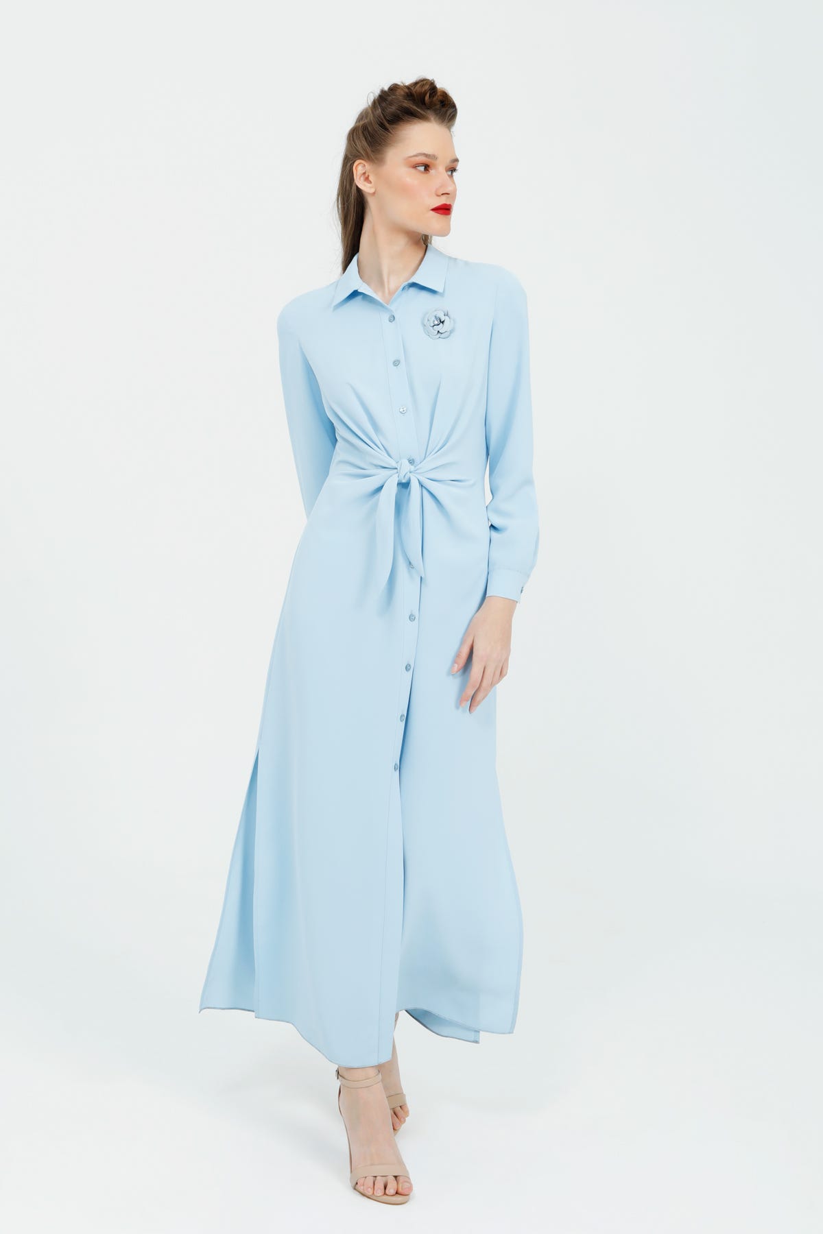 Çiçek Broş Detaylı Kuşaklı Mavi Gömlek Uzun Elbise