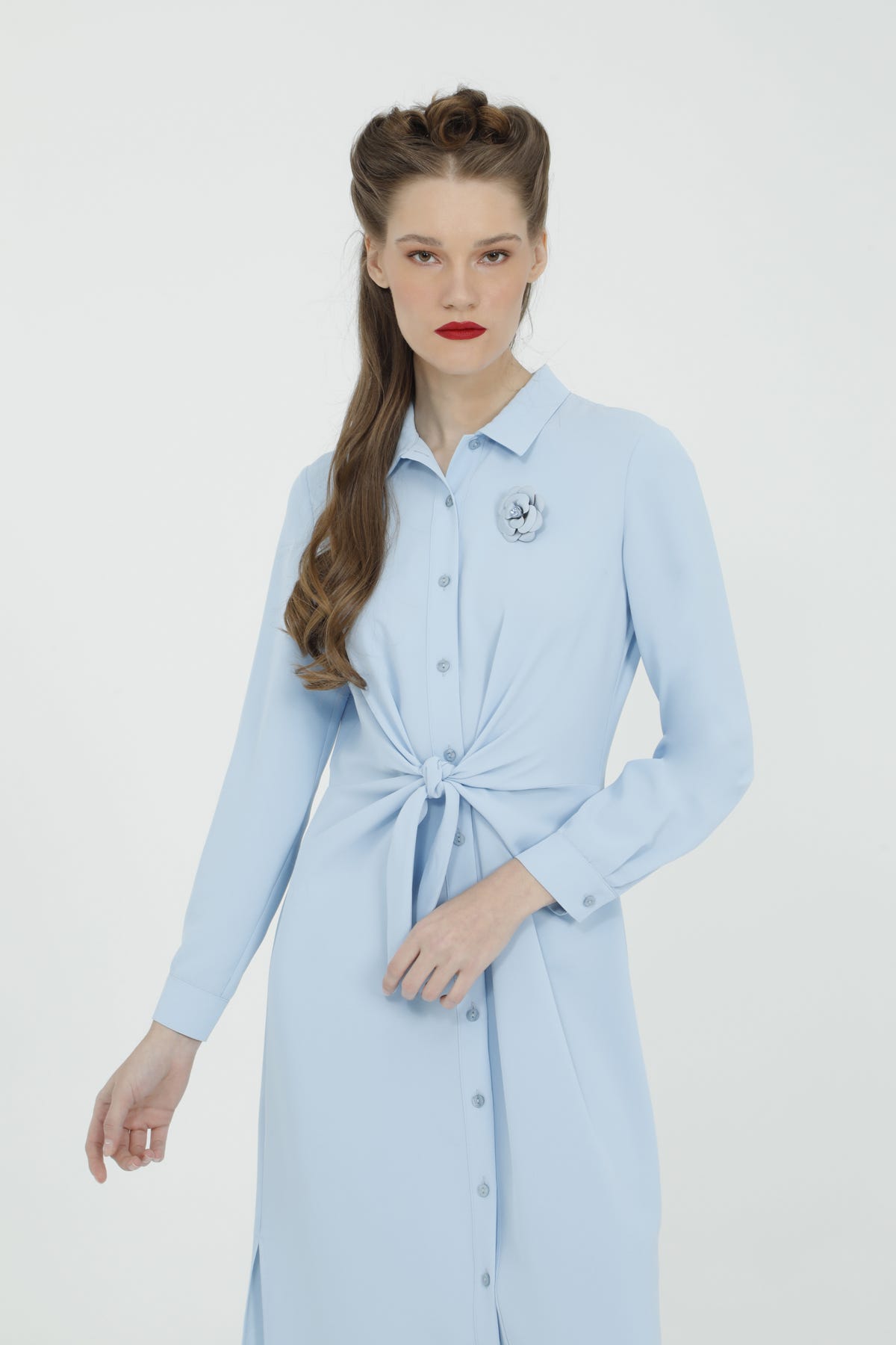 Çiçek Broş Detaylı Kuşaklı Mavi Gömlek Uzun Elbise