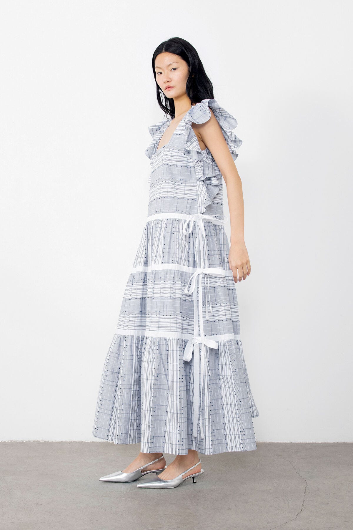 İşleme Detaylı Volan Kollu Yandan Fiyonklu Maxi Elbise