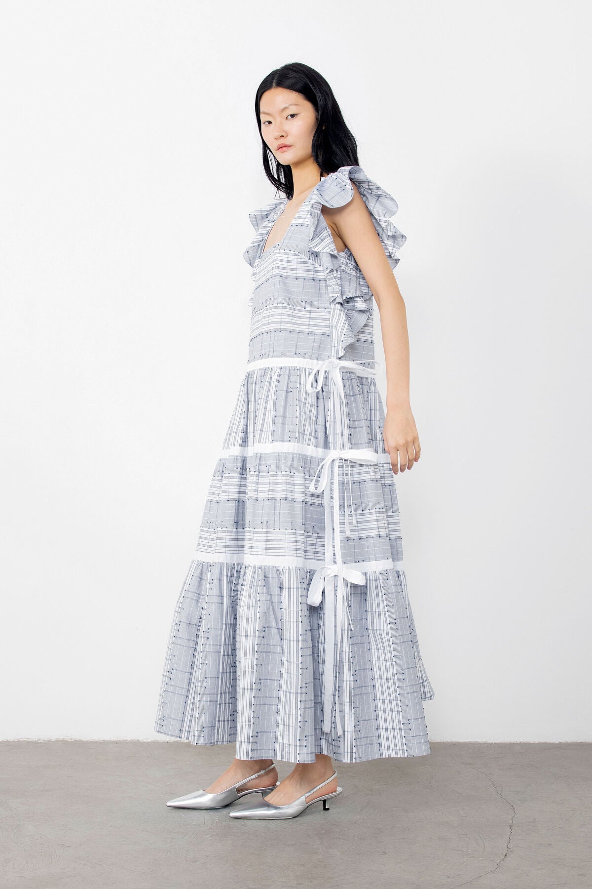 İşleme Detaylı Volan Kollu Yandan Fiyonklu Maxi Elbise