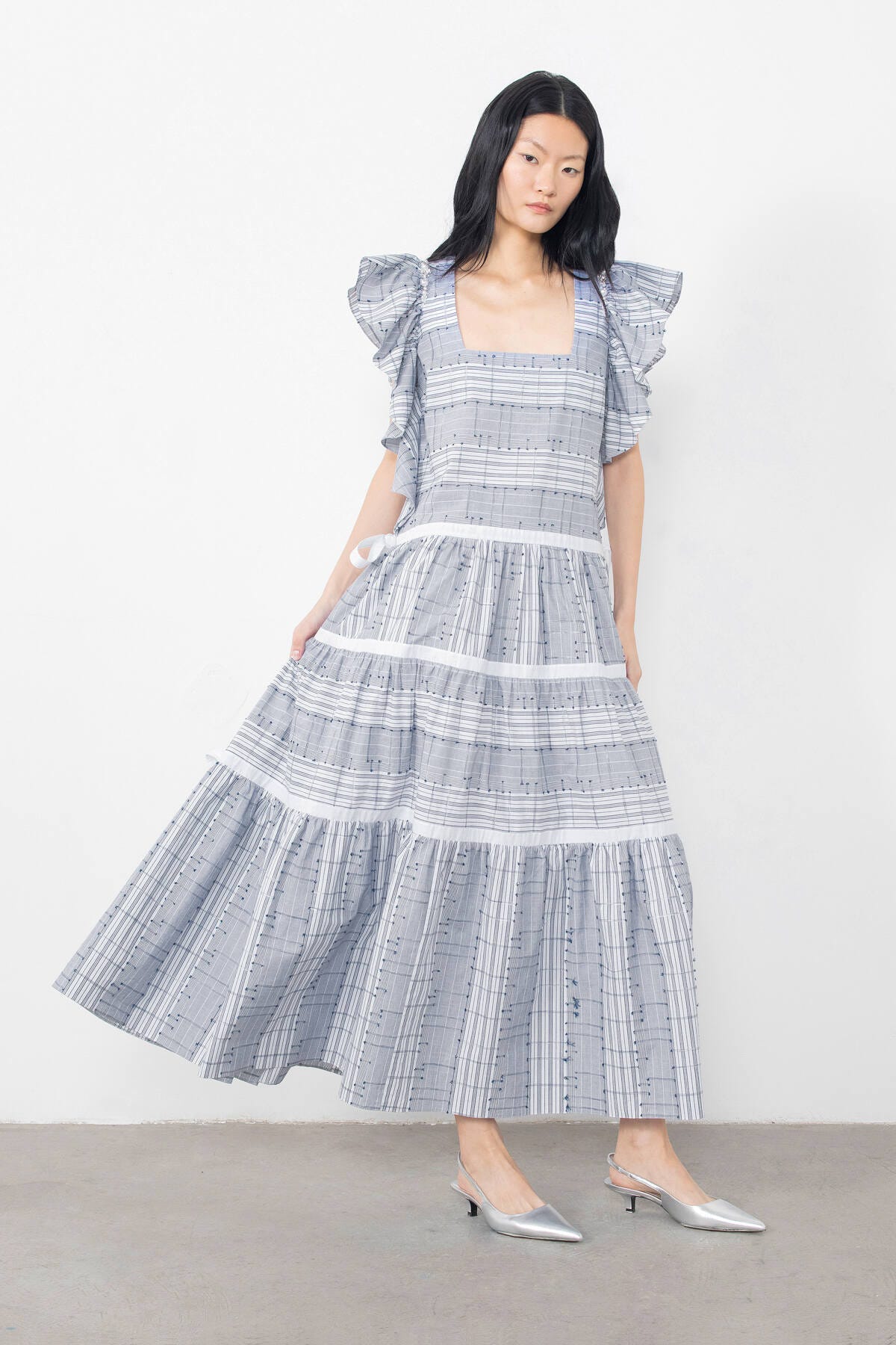 İşleme Detaylı Volan Kollu Yandan Fiyonklu Maxi Elbise