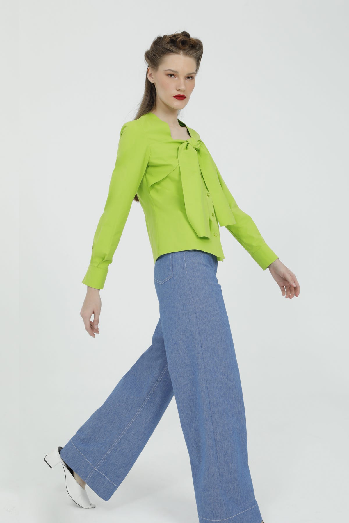 Önü Fiyonk Bağlama Detaylı Kare Yaka Yeşil Gömlek