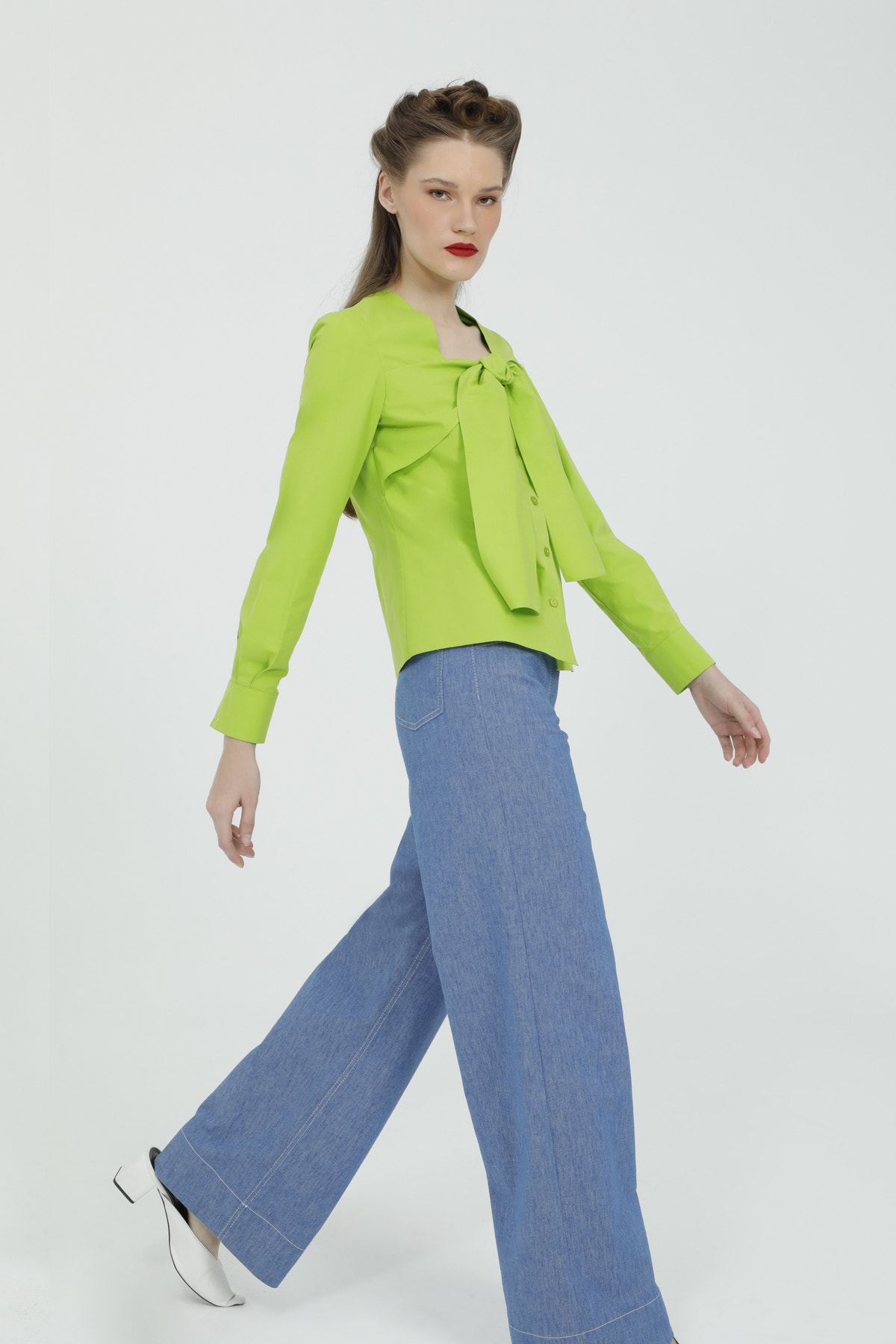 Önü Fiyonk Bağlama Detaylı Kare Yaka Yeşil Gömlek