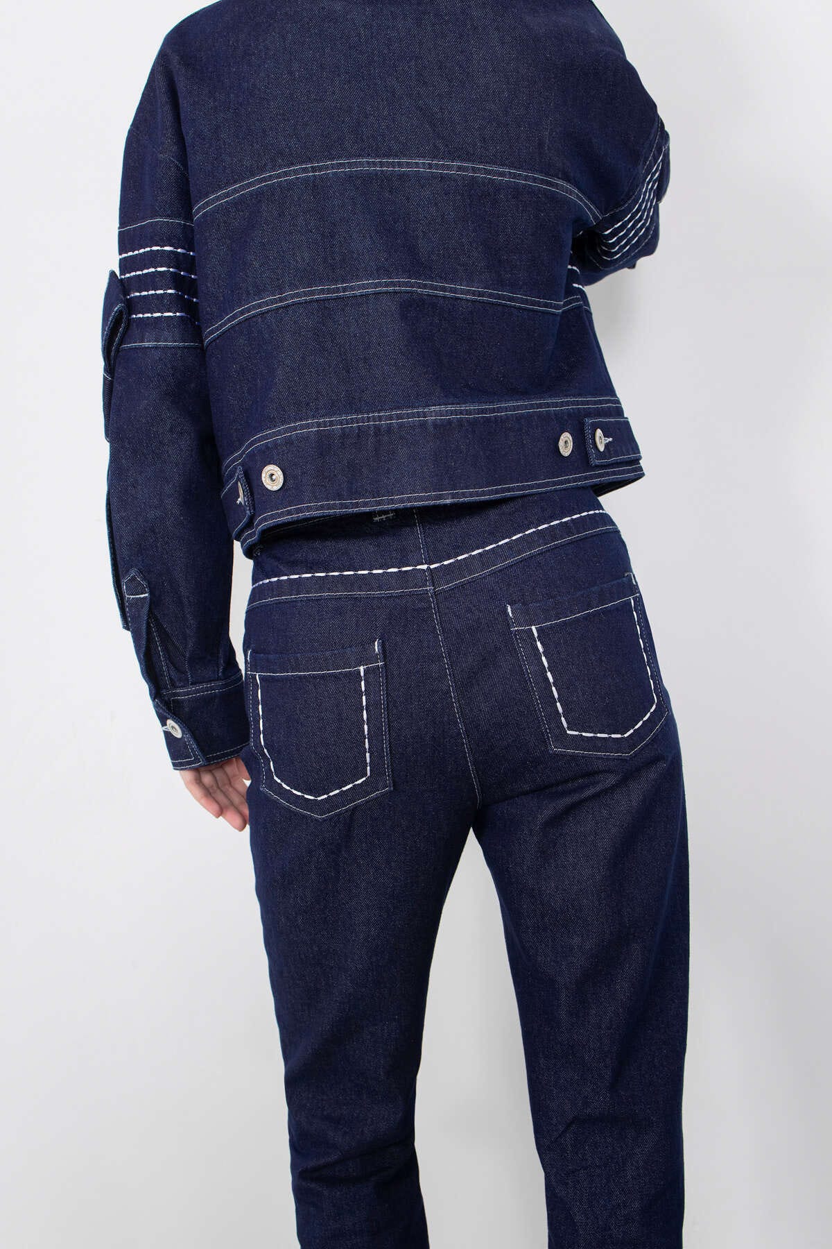 Nakışlı Kollarda Bağlama Detaylı Jean Ceket