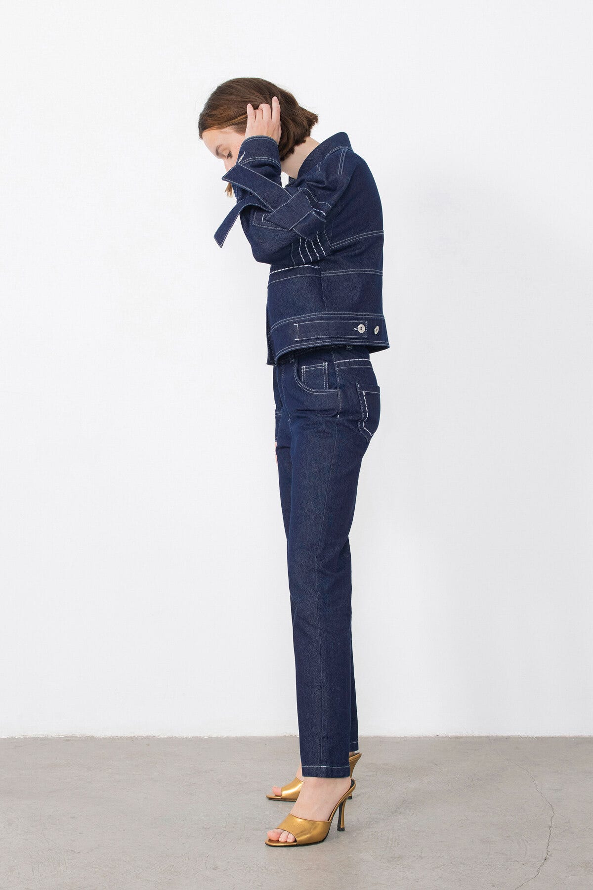 Nakışlı Kollarda Bağlama Detaylı Jean Ceket