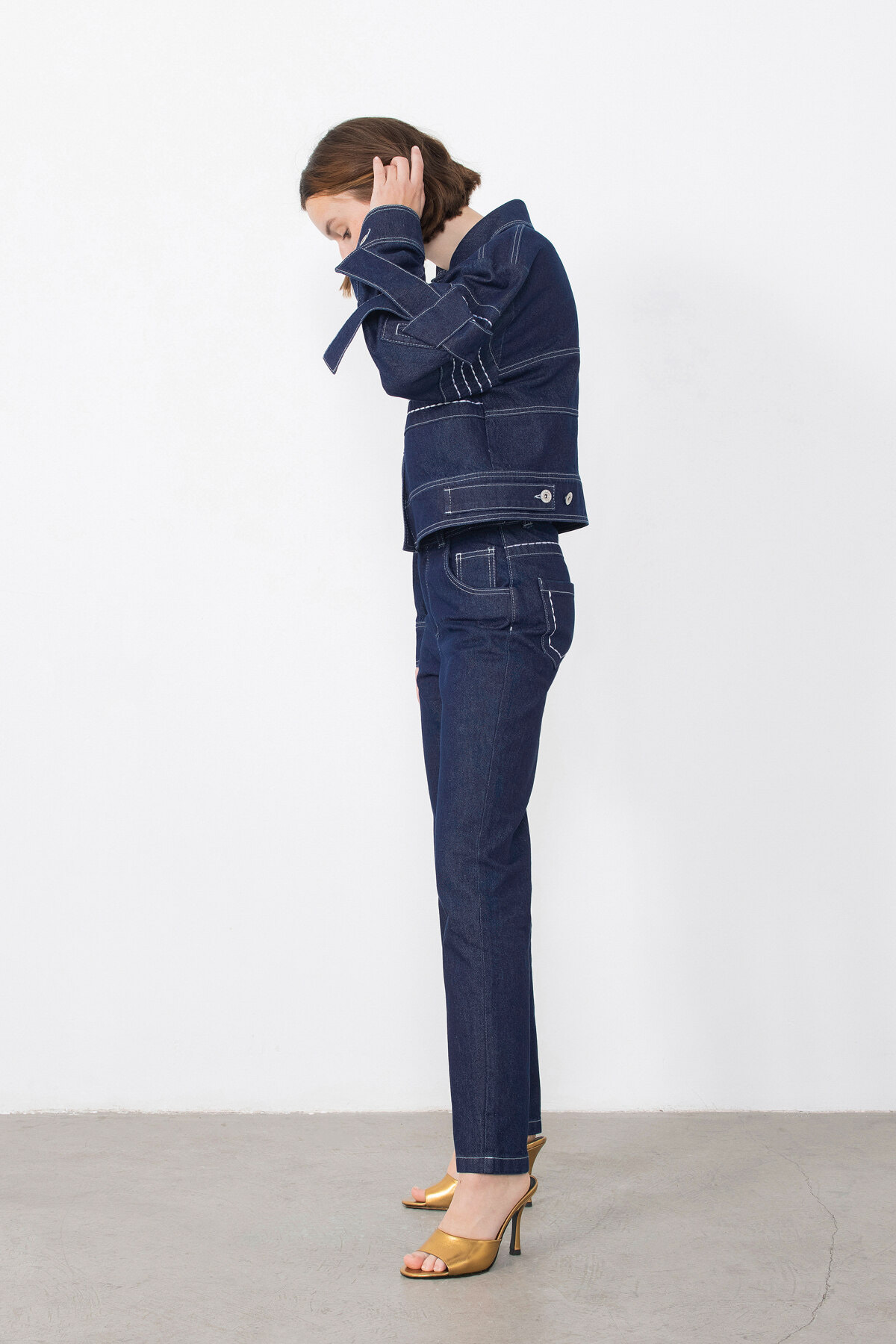 Nakışlı Kollarda Bağlama Detaylı Jean Ceket