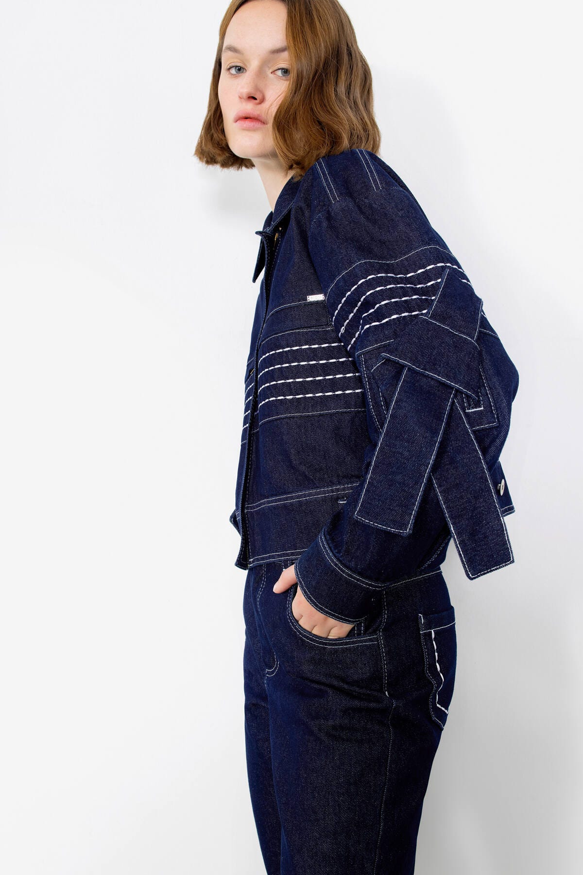 Nakışlı Kollarda Bağlama Detaylı Jean Ceket