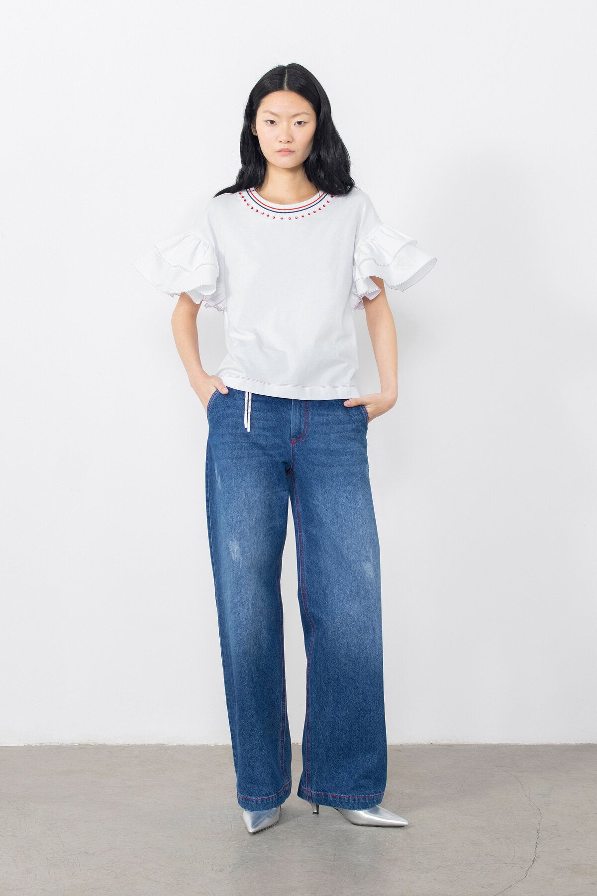 Dikiş Detaylı Fırfır Kollu Yakası İşlemeli Ribana Yaka T-shirt