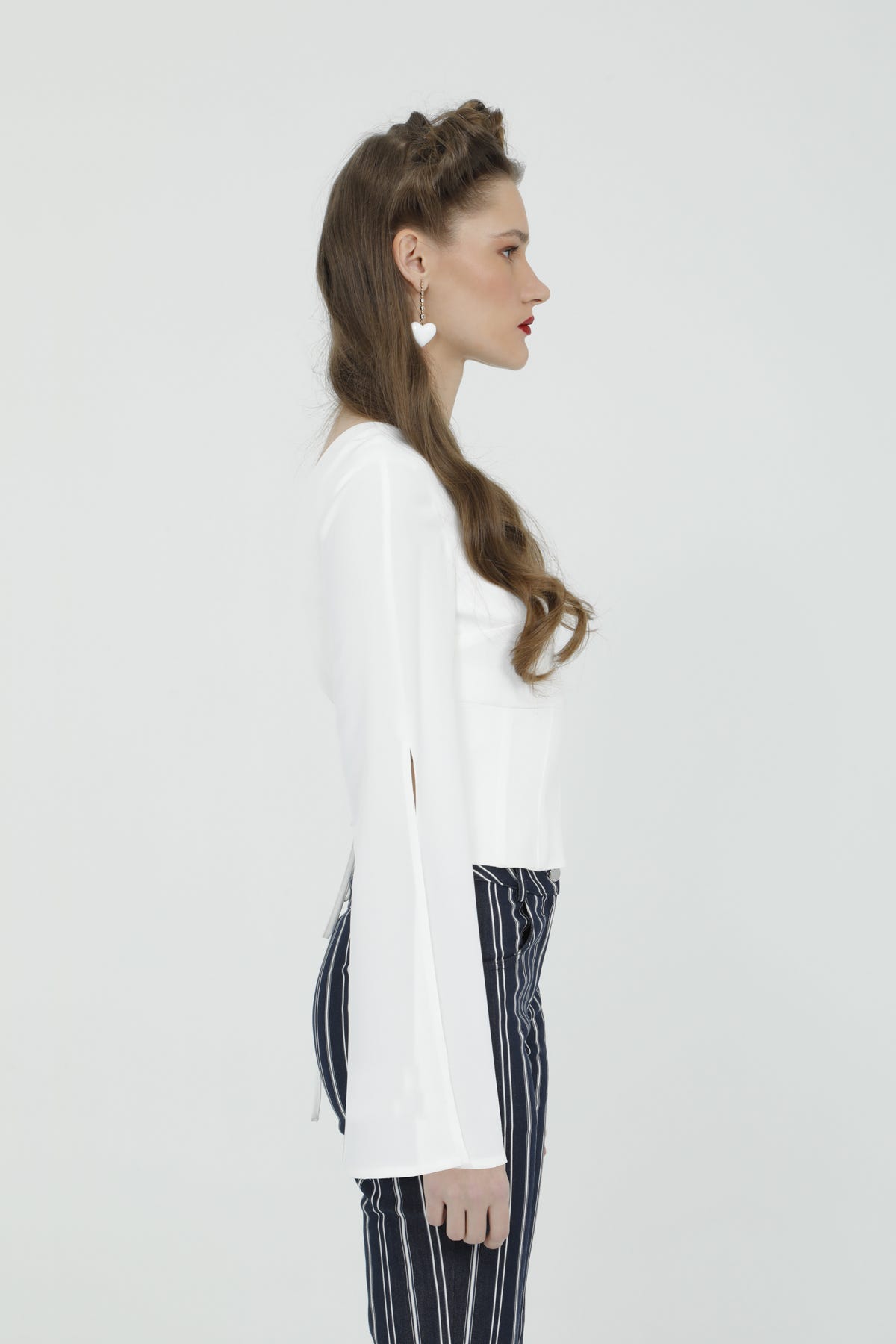 Sırt Dekolteli Ve Çiçek Broşlu Bluz