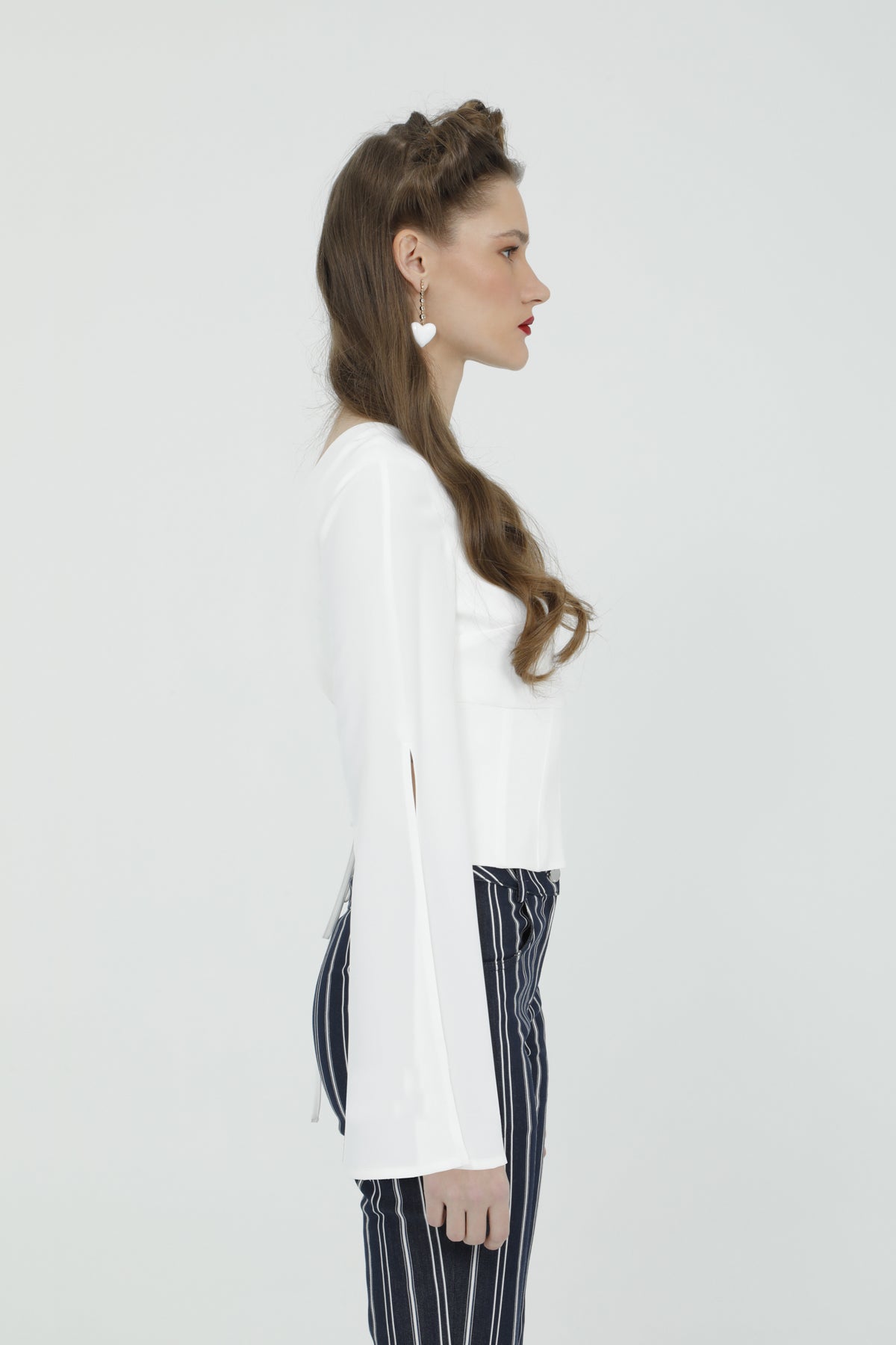 Sırt Dekolteli Ve Çiçek Broşlu Bluz