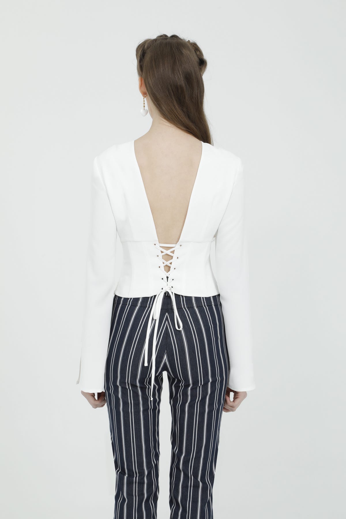 Sırt Dekolteli Ve Çiçek Broşlu Bluz