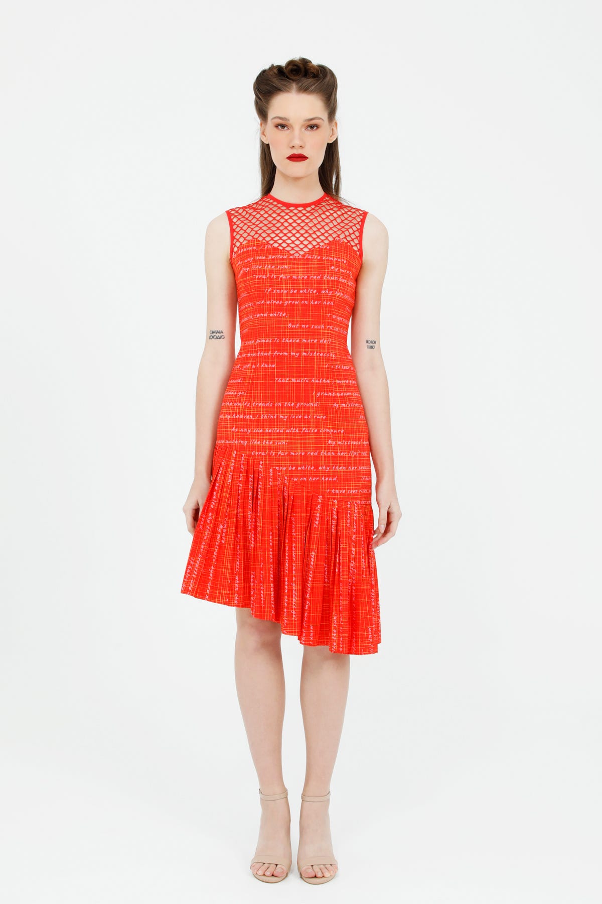 Yaka File Detaylı Pliseli Fit Kesim Yazı Desenli Midi Elbise