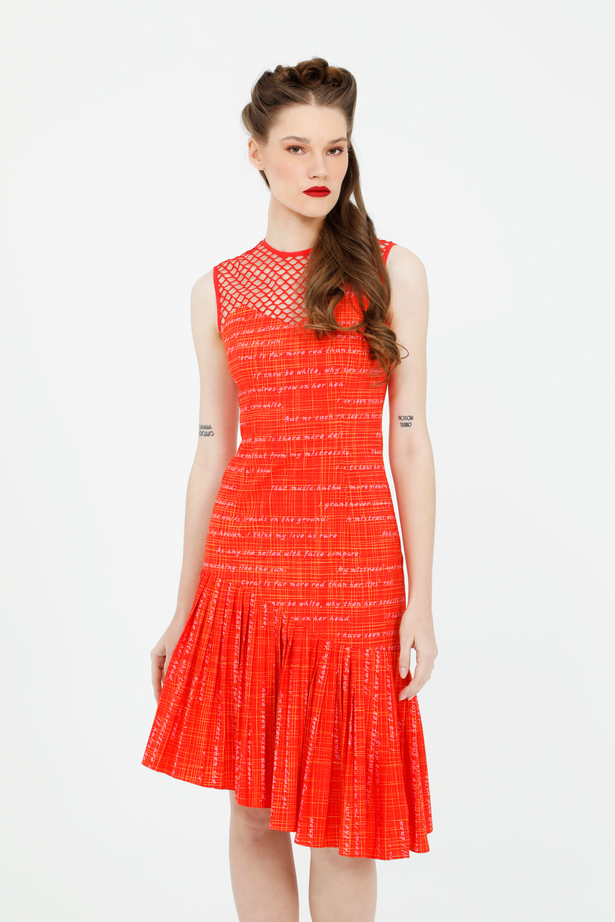 Yaka File Detaylı Pliseli Fit Kesim Yazı Desenli Midi Elbise