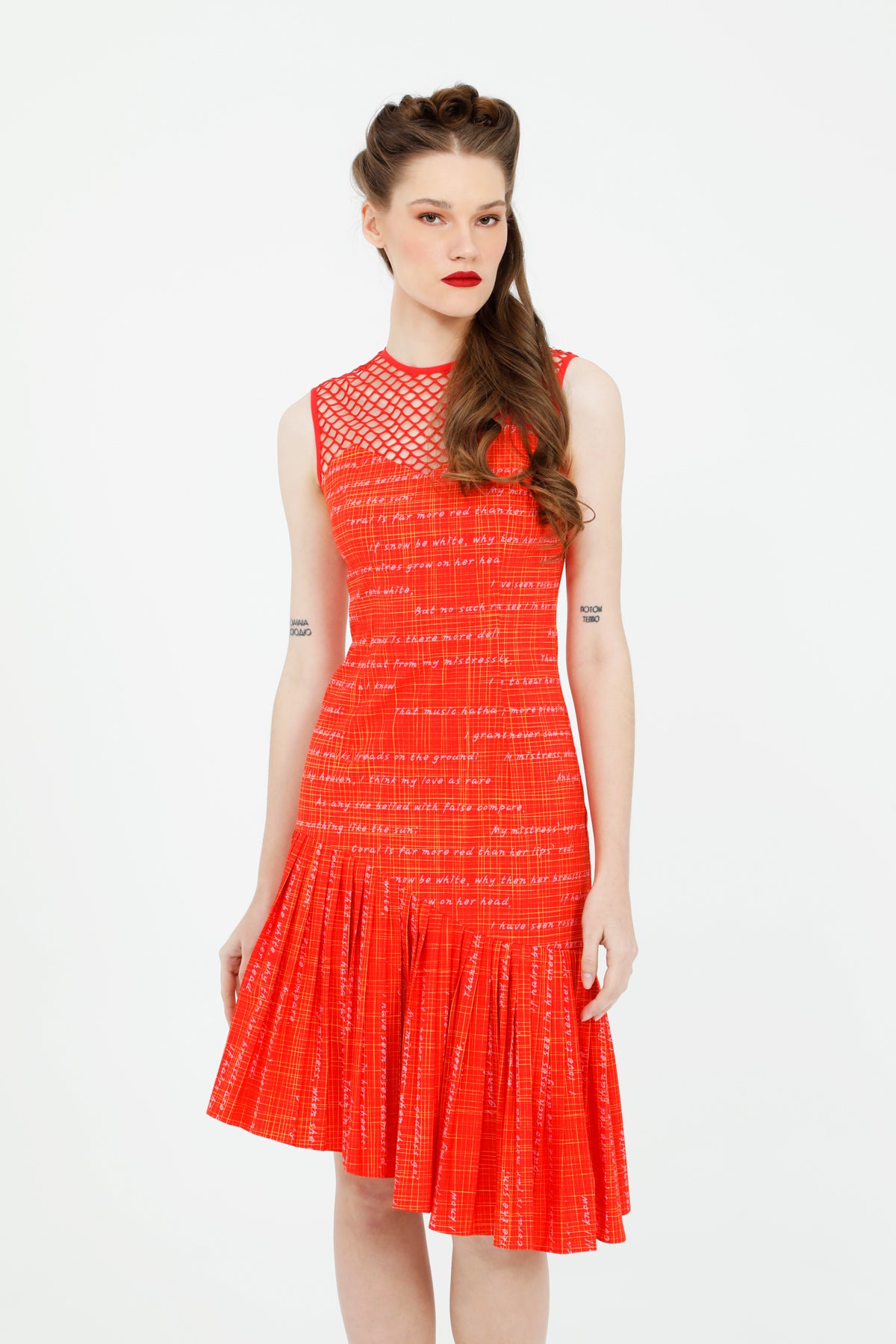 Yaka File Detaylı Pliseli Fit Kesim Yazı Desenli Midi Elbise