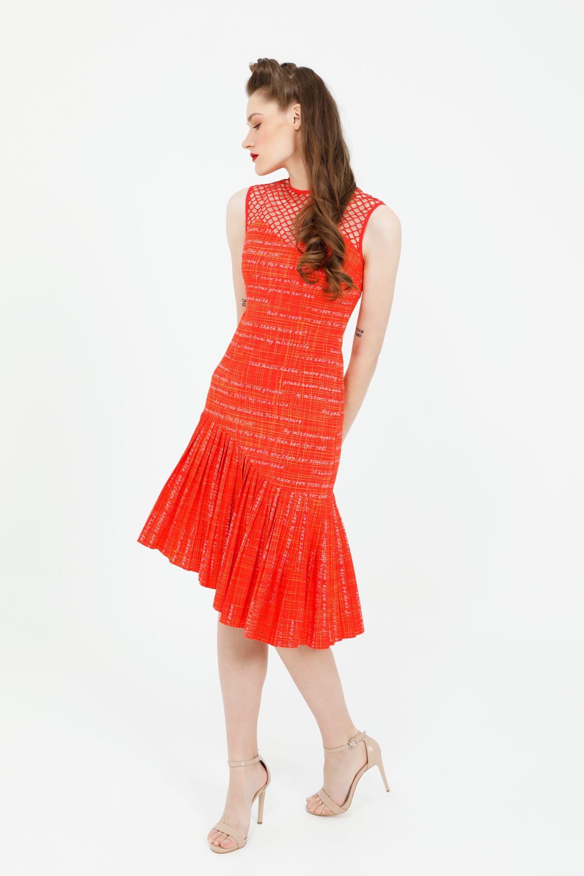 Yaka File Detaylı Pliseli Fit Kesim Yazı Desenli Midi Elbise